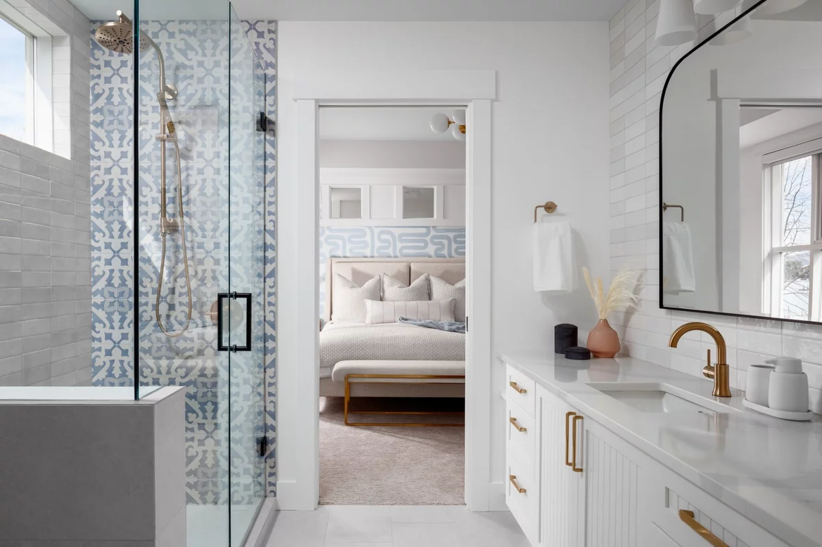 modernes Badezimmer mit direktem Zugang zum Schlafzimmer 