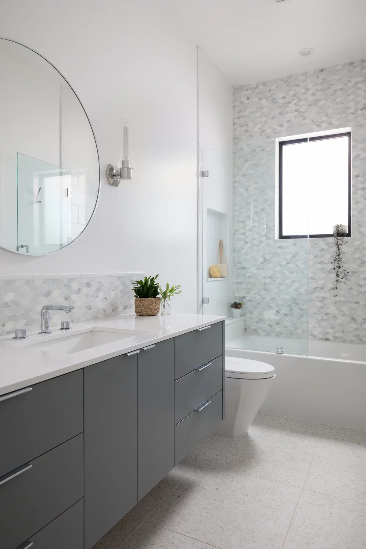 modernes Baddesign in verschiedenen Graunuancen 