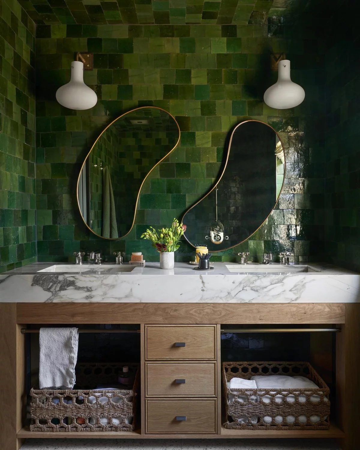 Mystisch wirken die dunkelgrünen Fliesen im Bad