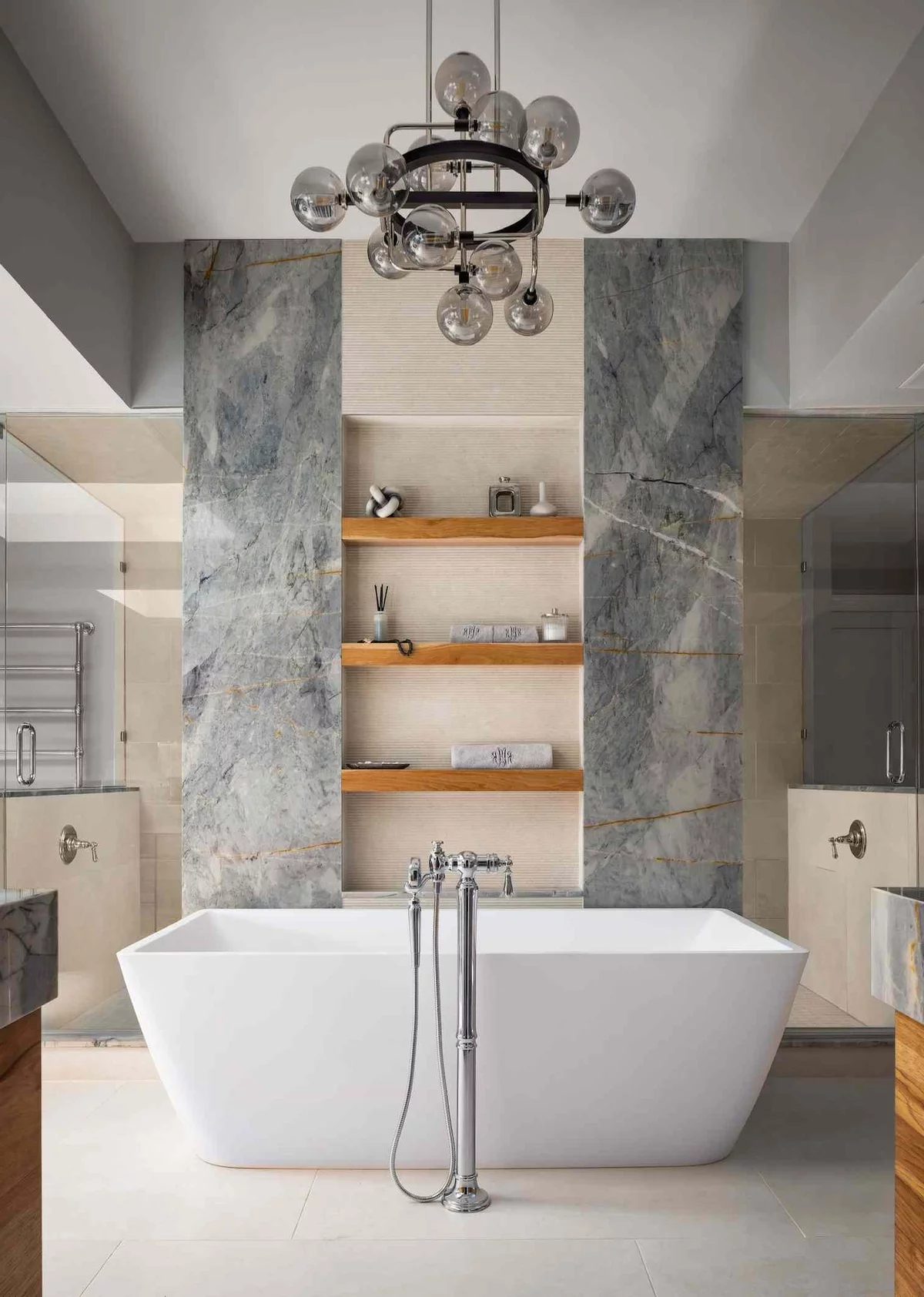 moderne Badgestaltung mit Badewanne und Regalwand