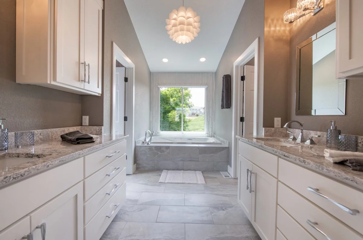 geräumiges Bad mit Blick zum Hinterhof