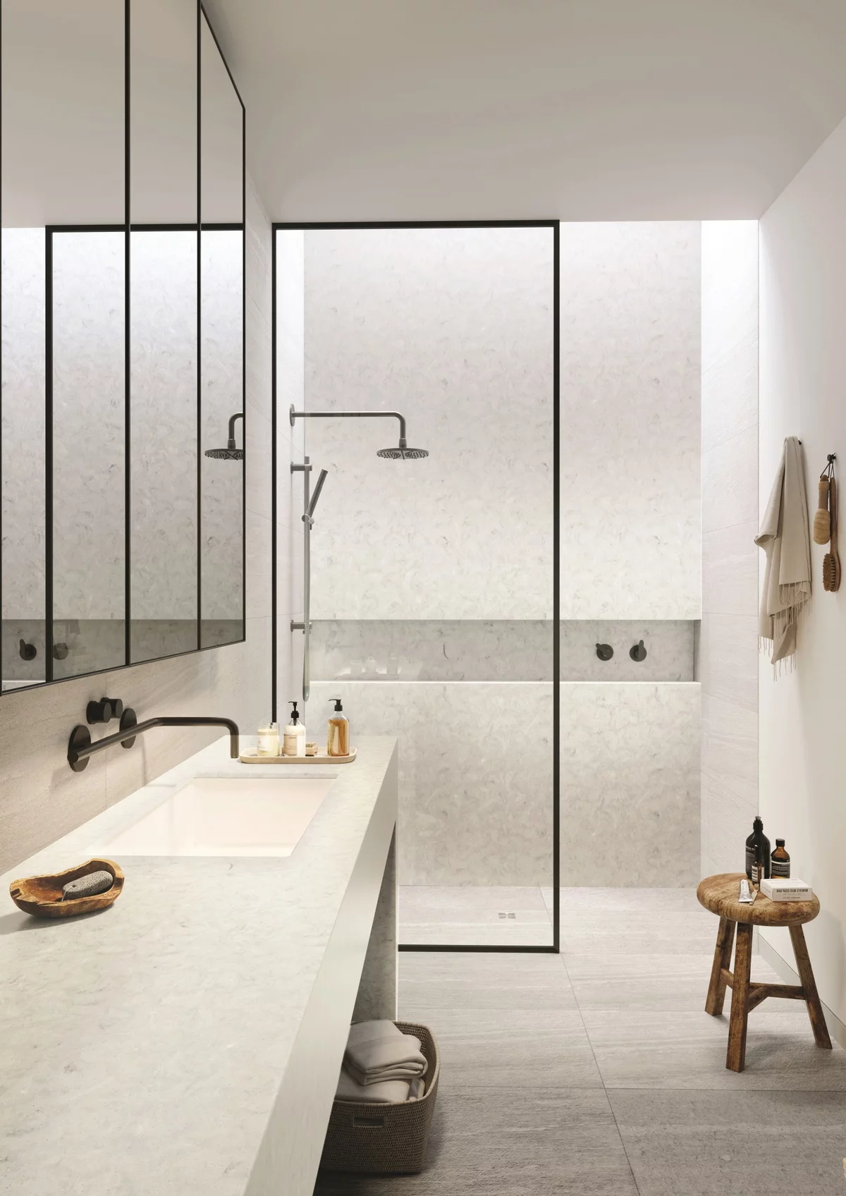 modern renoviertes Bad in Grau mit bodenebener Dusche 