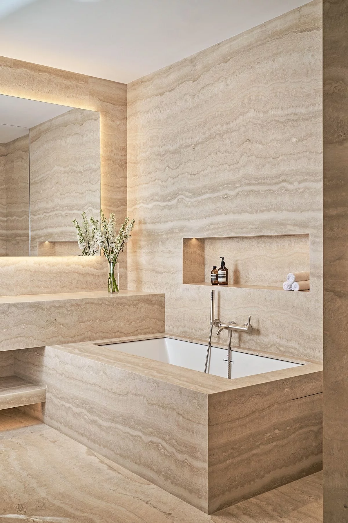 perfekte Badgestaltung mit großem Spiegel und Fliesen in Marmoroptik in Beige