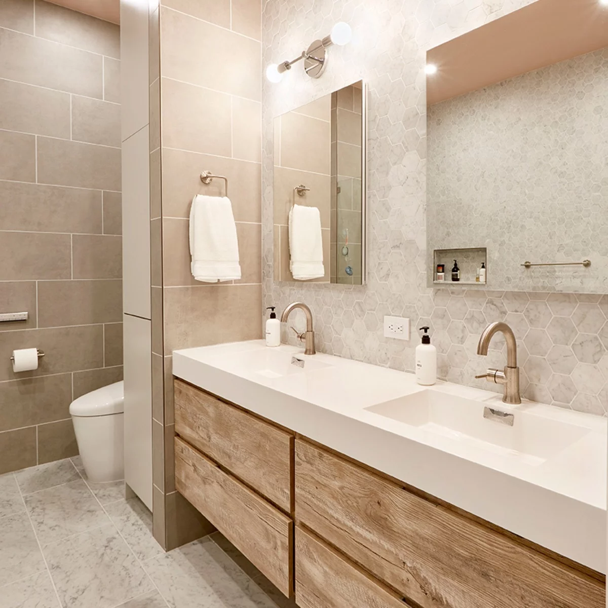 modernes Baddesign in Beige und Grau mit künstlicher Beleuchtung 