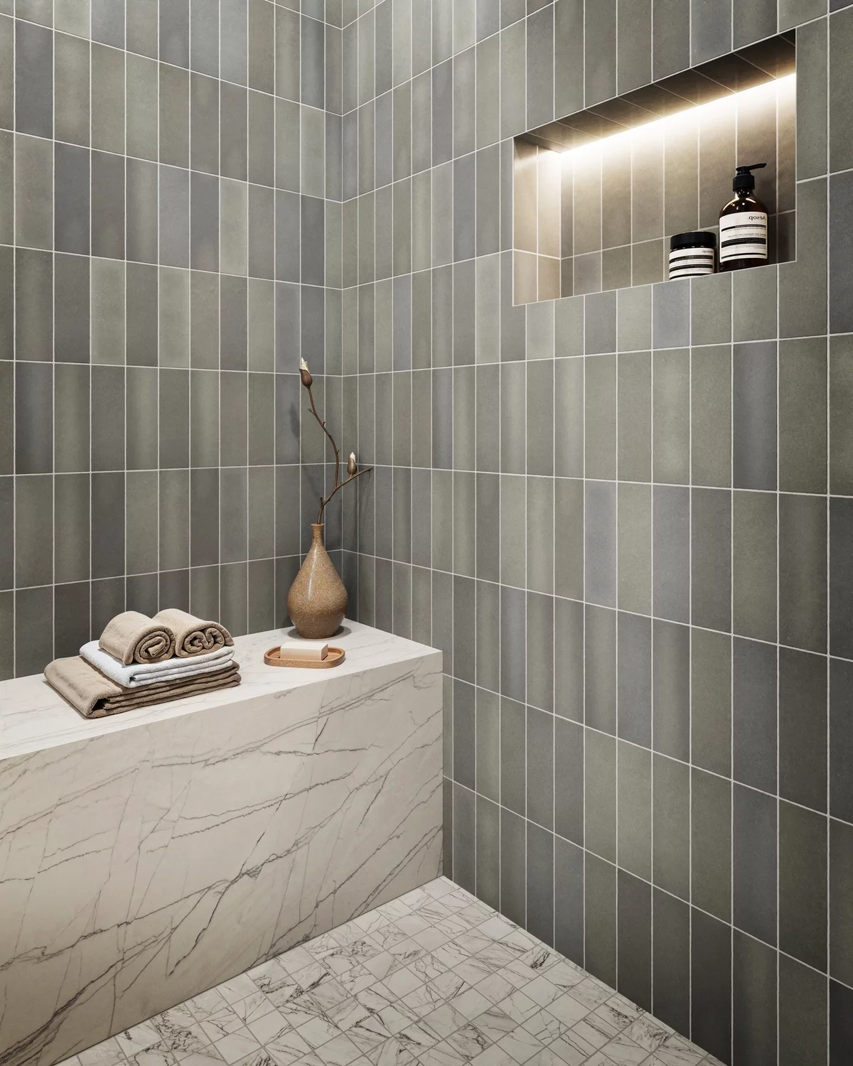 verschiedene Fliesen im Baddesign kombinieren 