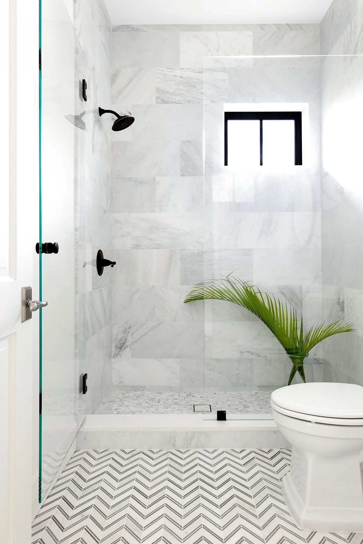 großformatige Marmorfliesen in Hellgrau - Badezimmerfliesen Ideen 