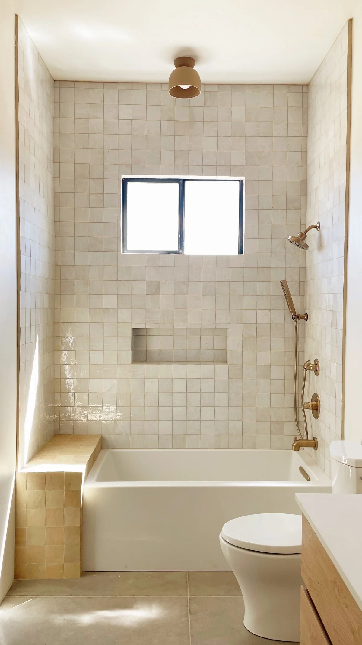 helle Fliesen lassen das kleine Bad größer erscheinen lassen - Badezimmerfliesen Ideen 