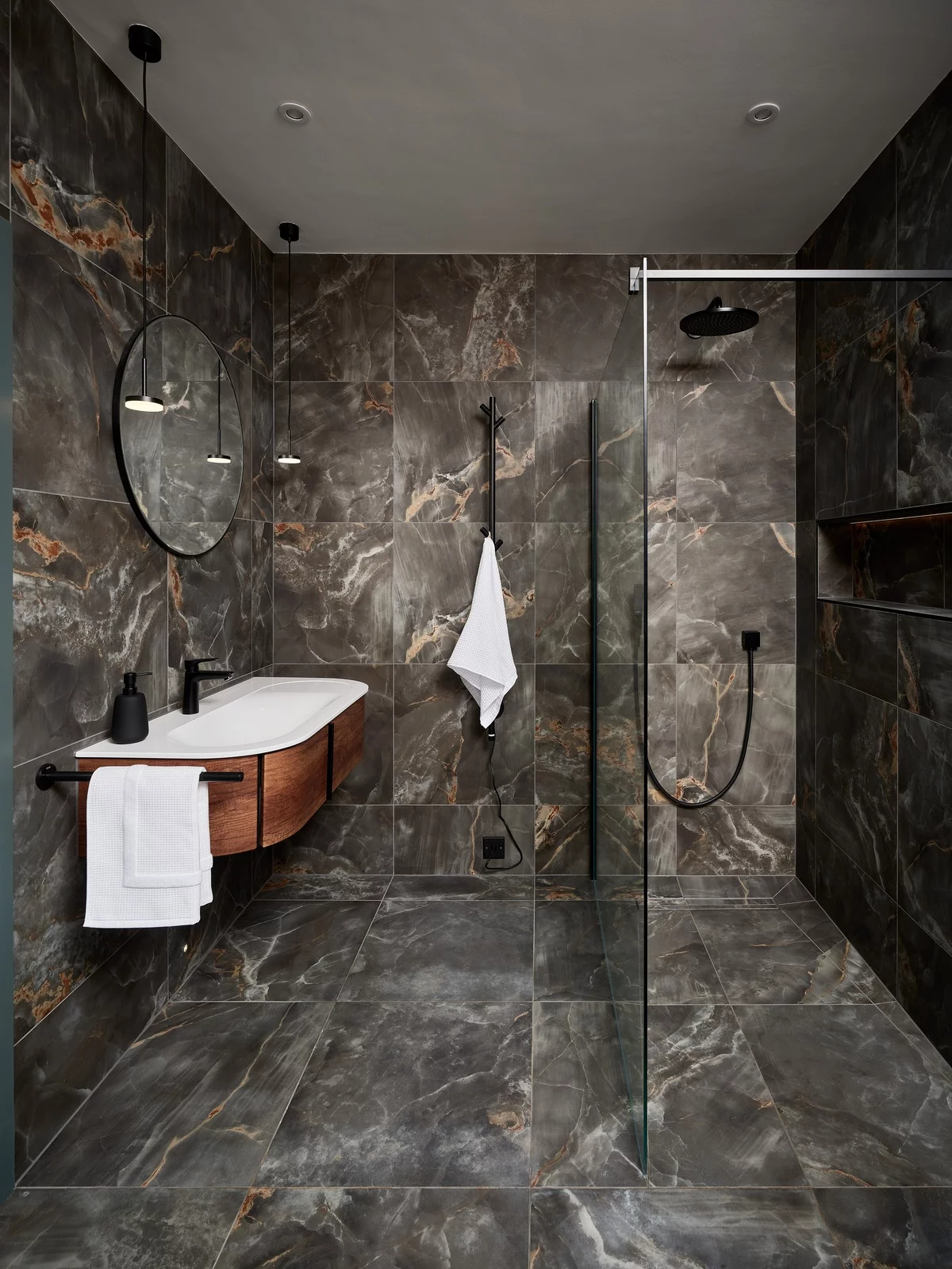 sehr effektvolle dunkle Marmor Fliesen - Badezimmerfliesen Ideen 
