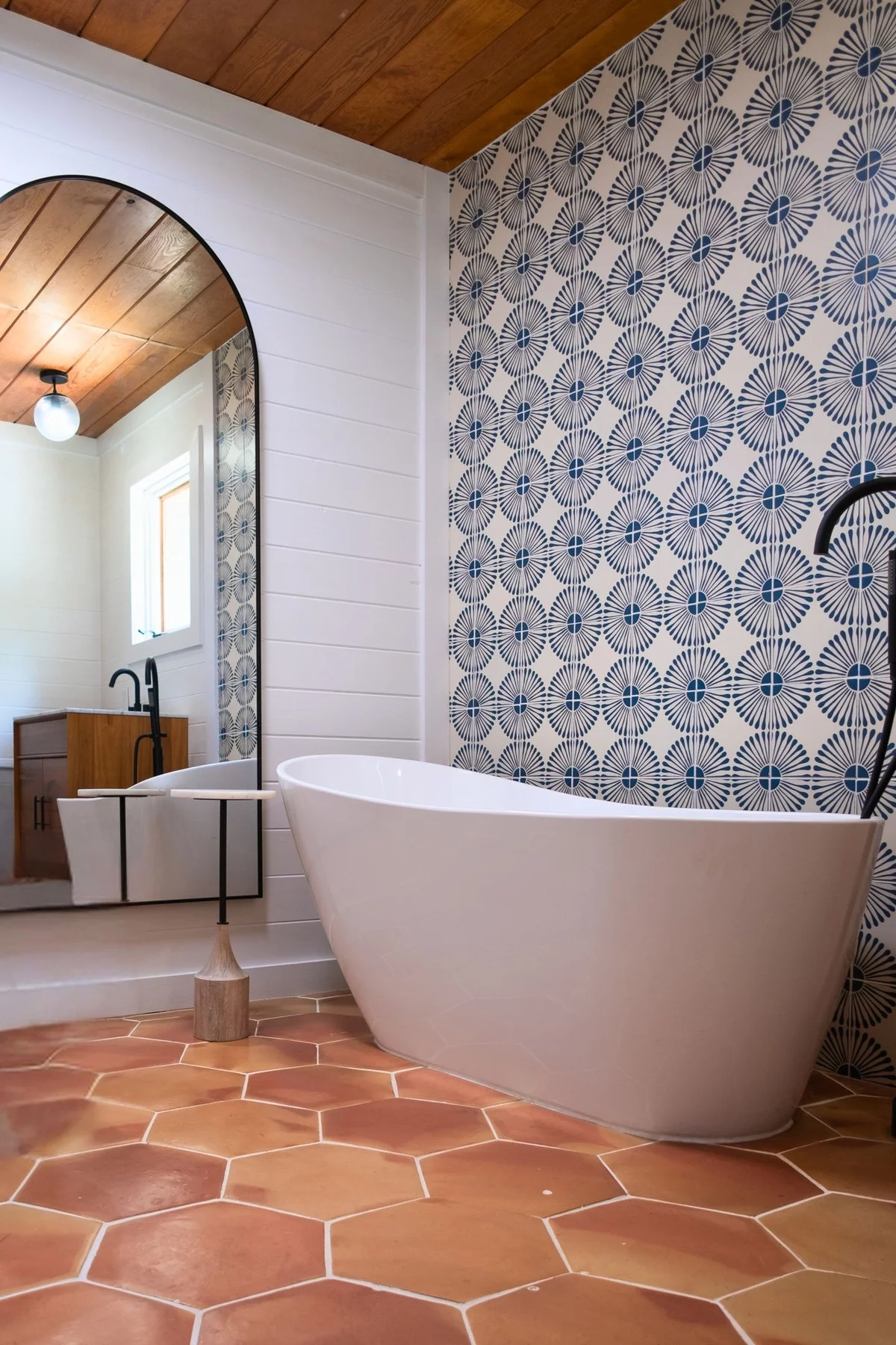 gemusterte Wandfliesen hinter der Badewanne als Eyecatcher 