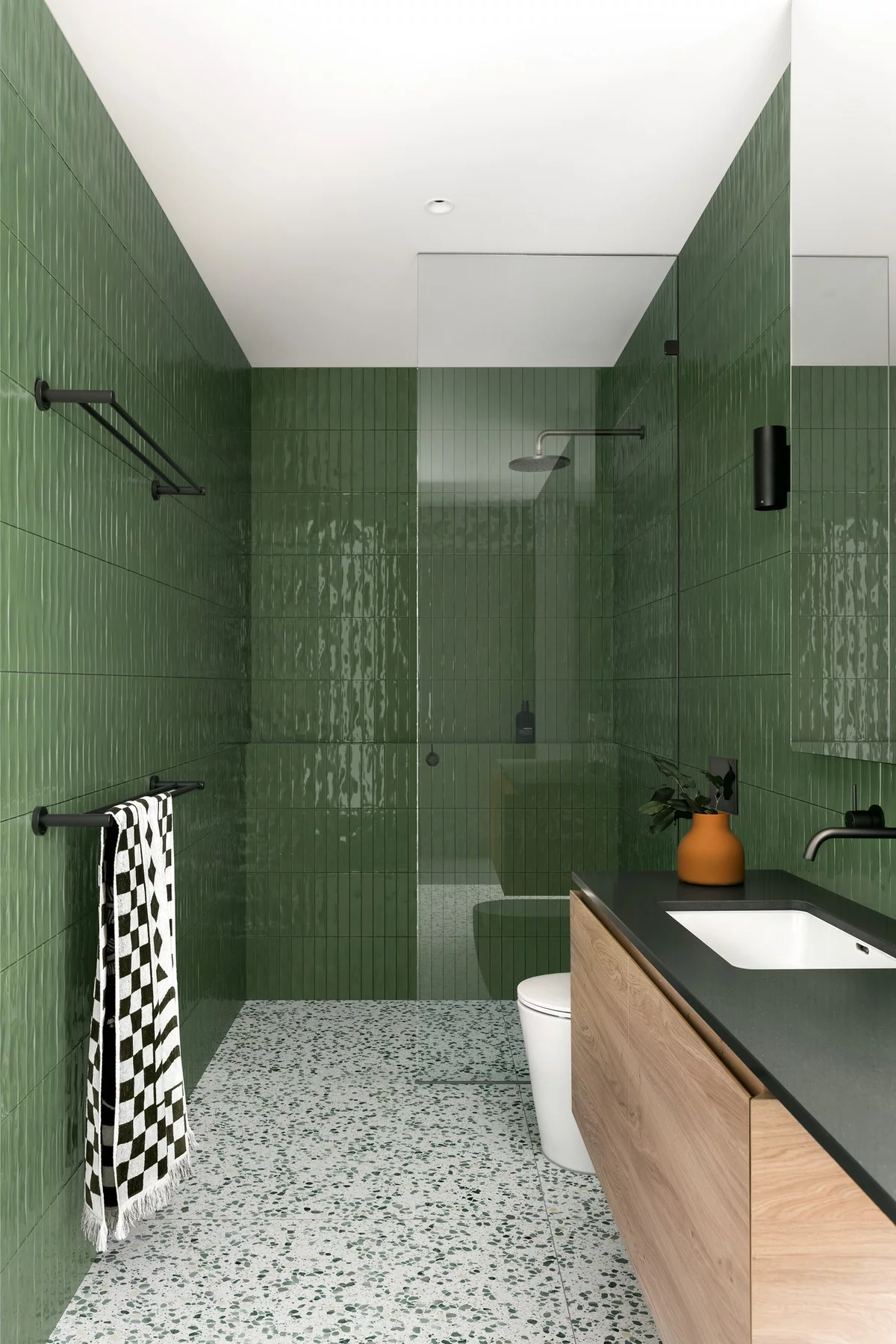 sattgrüne Fliesen geben den Ton an im kleinen Bad