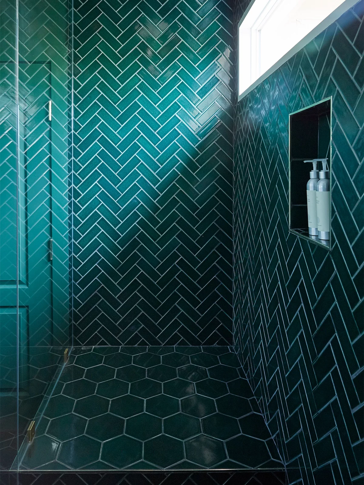 dunkelblaue Fliesen in Rippenmuster - Badezimmerfliesen Ideen 