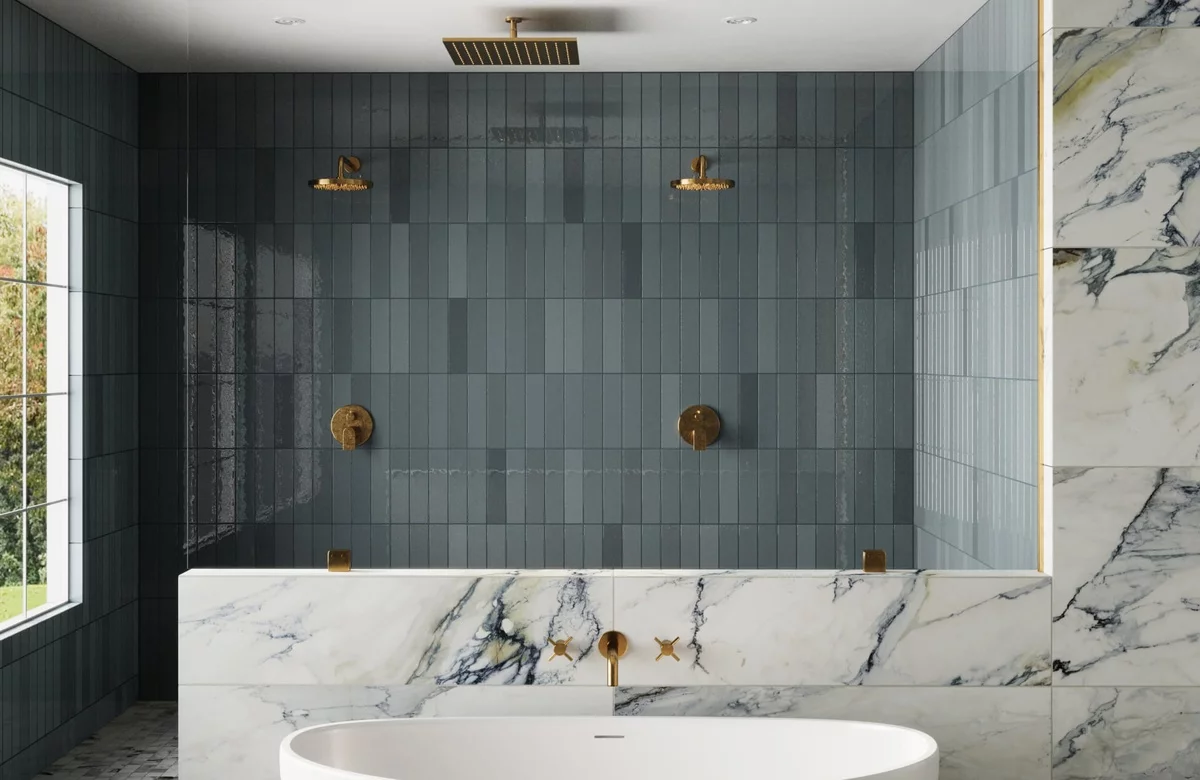 Badezimmerfliesen Ideen - helle Marmor Fliesen mit dunklen Wandfliesen 