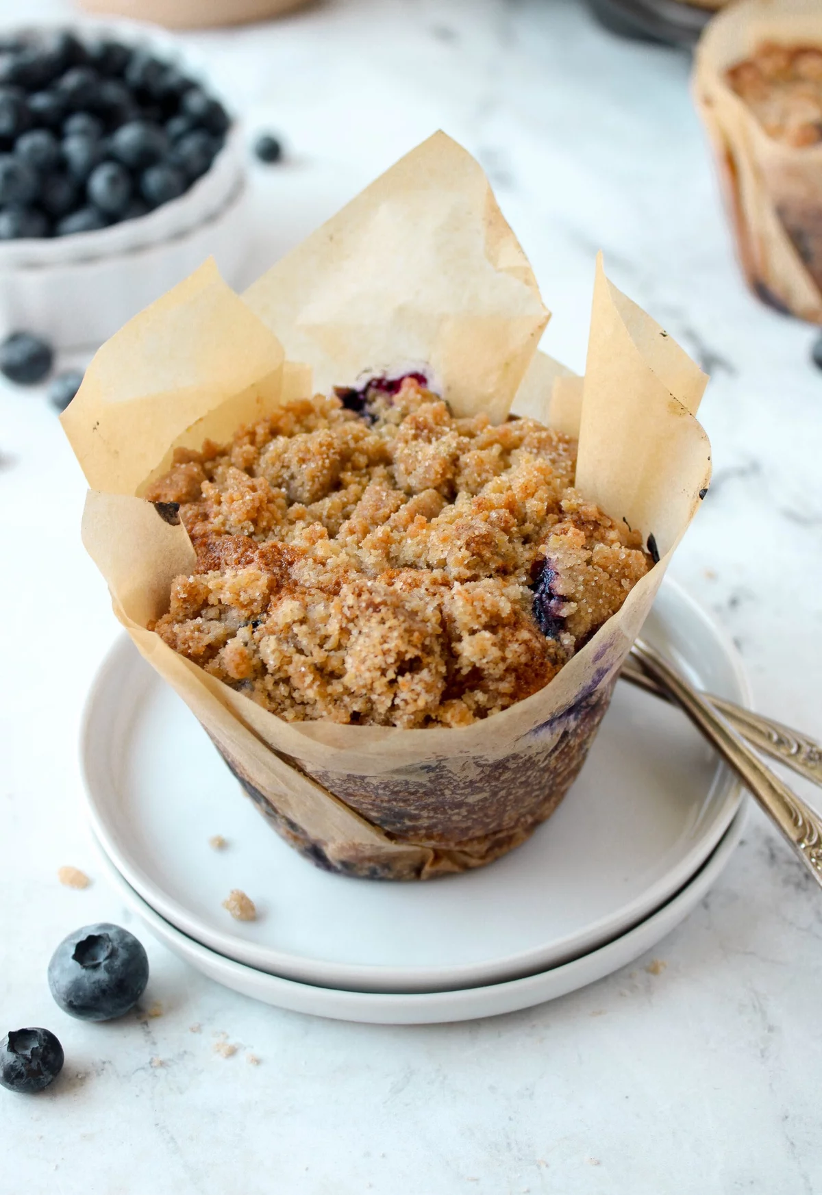die knusprige Kruste ist wichtig bei den Blaubeermuffin mit Streuseln