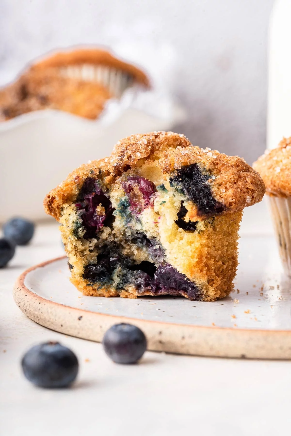 Blaubeeren im Inneren der Muffins schmecken lecker