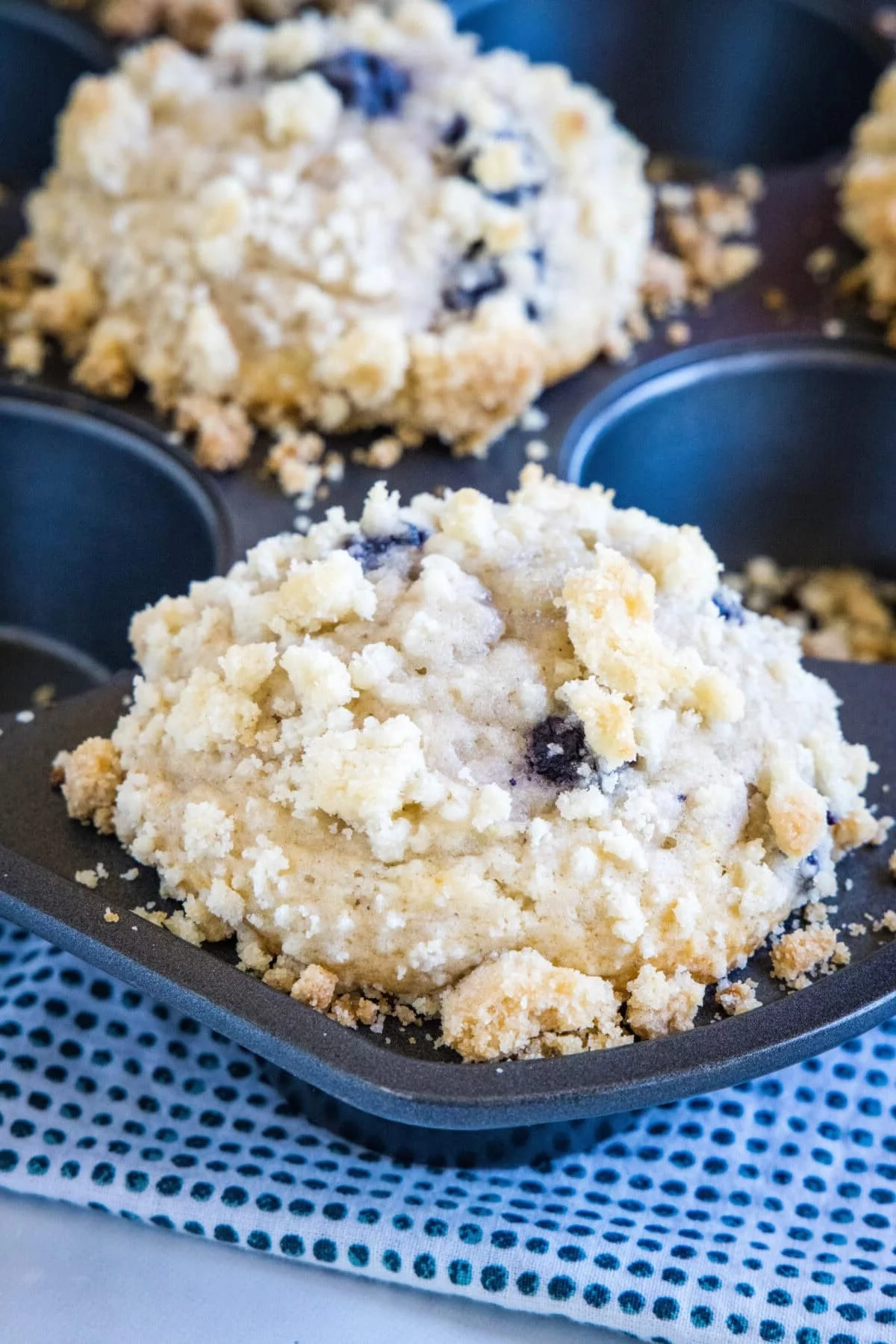 die Streusel zubereiten und auf den Muffins verteilen