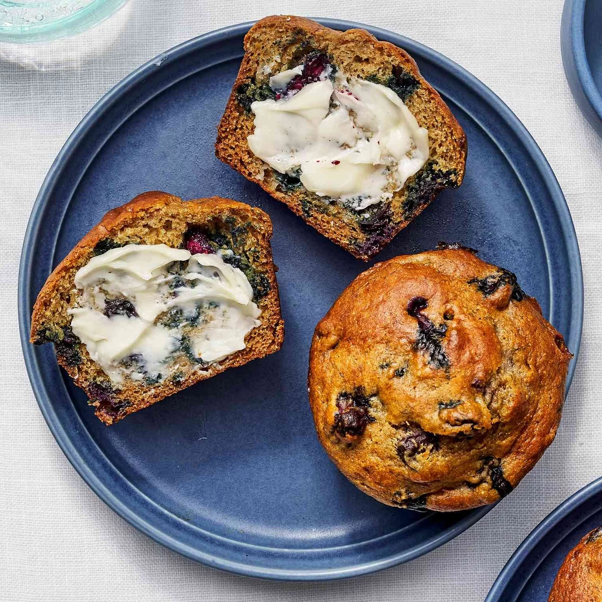 Blaubeermuffins mit Creme darauf servieren