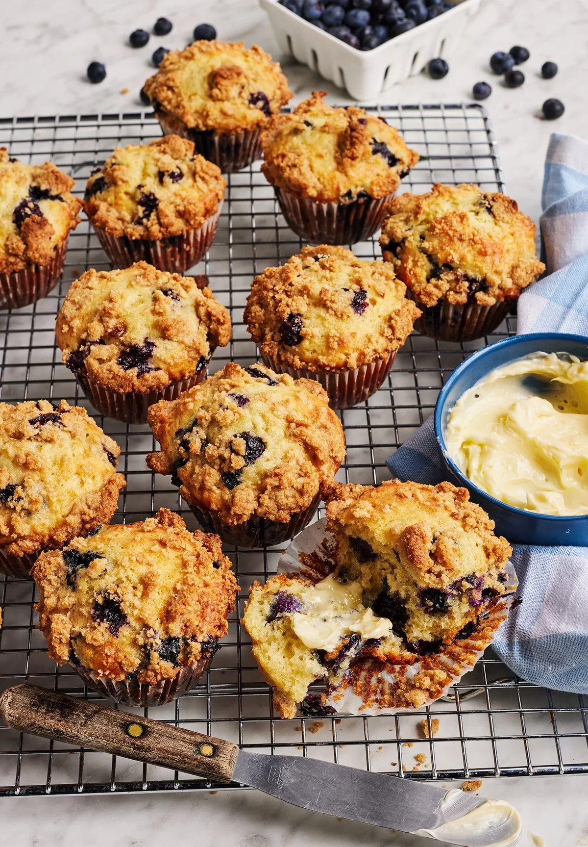 frisch gebackene Blaubeermuffins mit Creme anbieten