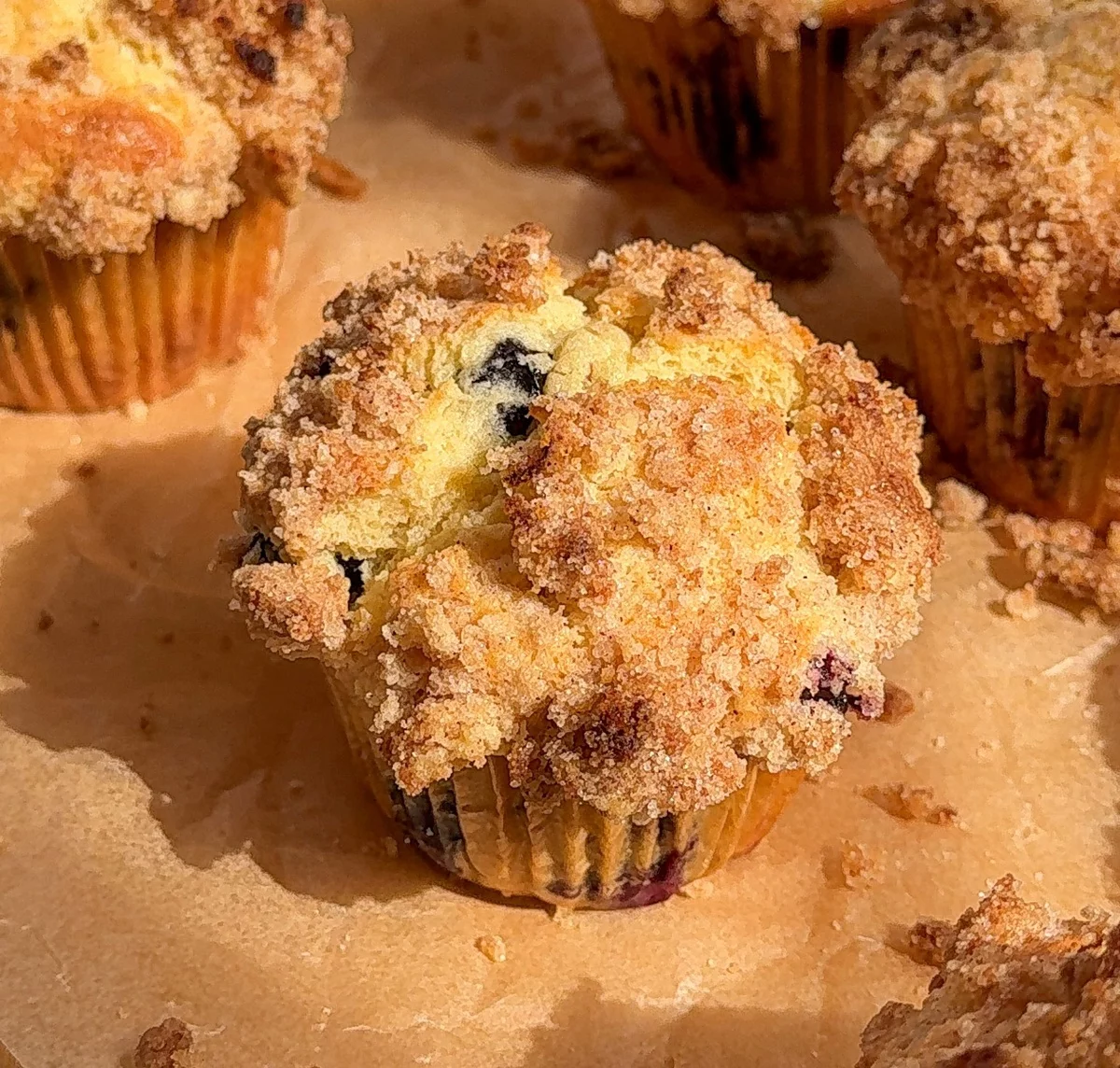 Blaubeermuffins mit Streuseln haben eine knusprige Kruste