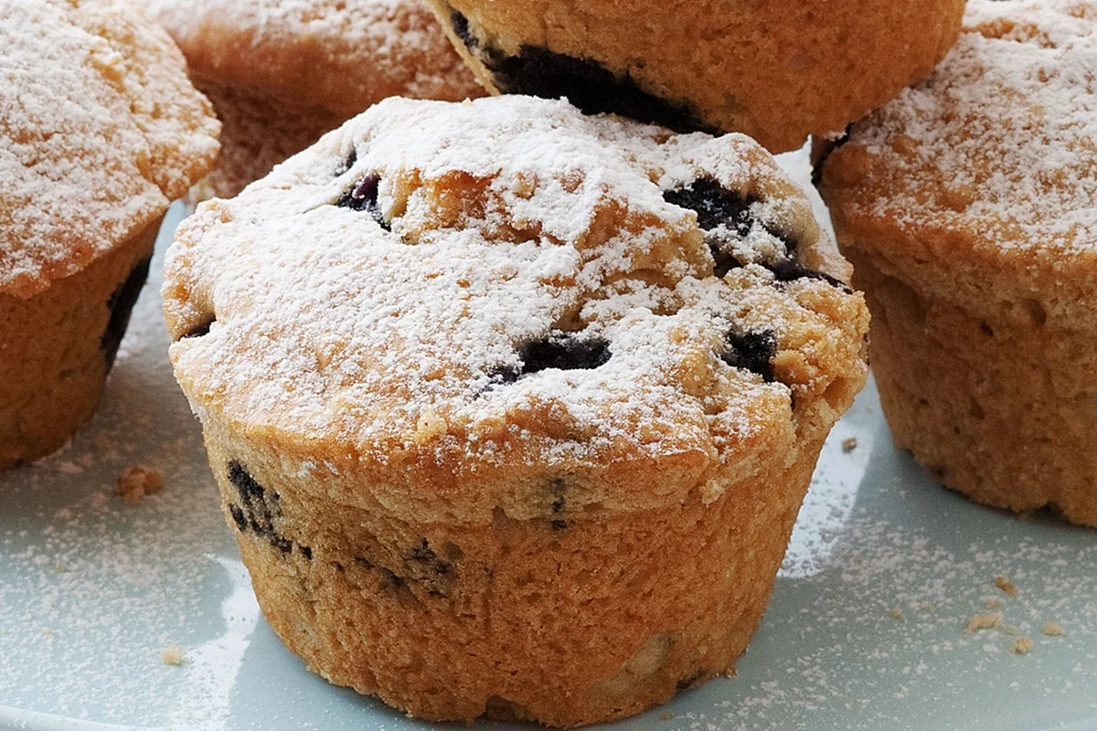 Genießen Sie Ihre frisch gebackenen Blaubeermuffins mit Streuseln!