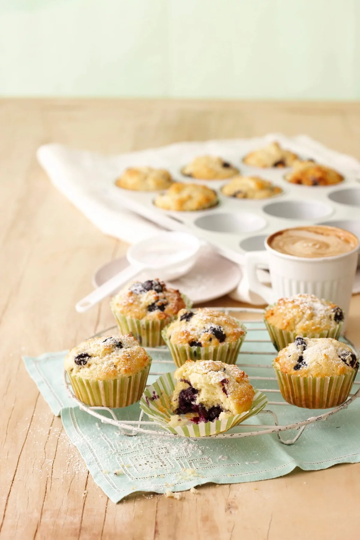 beim Frühstück passen die Muffins zum Kaffee