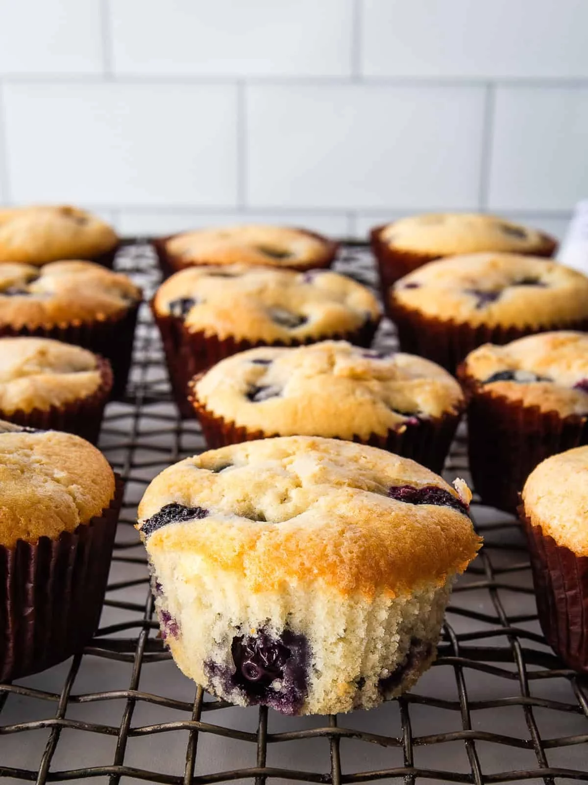 frisch gebackene Blaubeermuffins aus dem Backofen herausgenommen