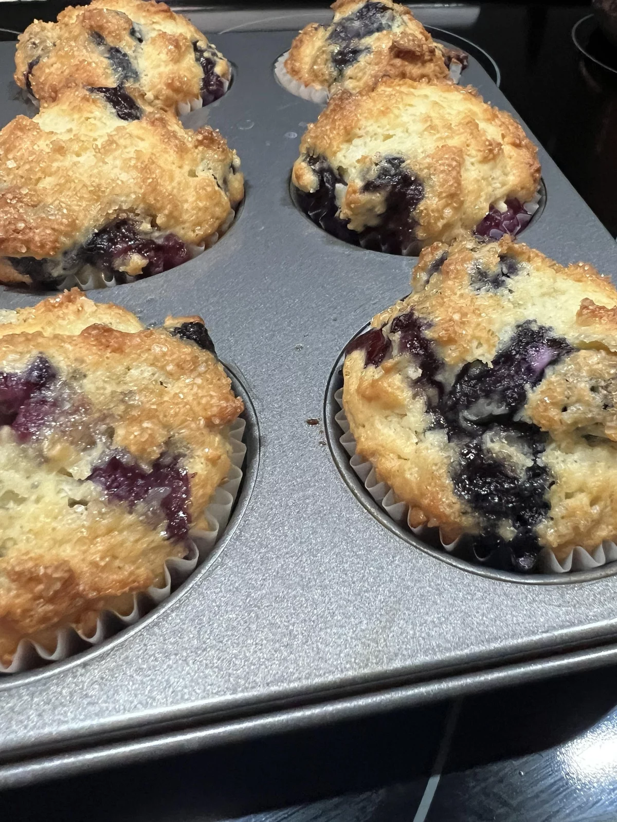 Blaubeermuffins mit Streuseln in der Backform