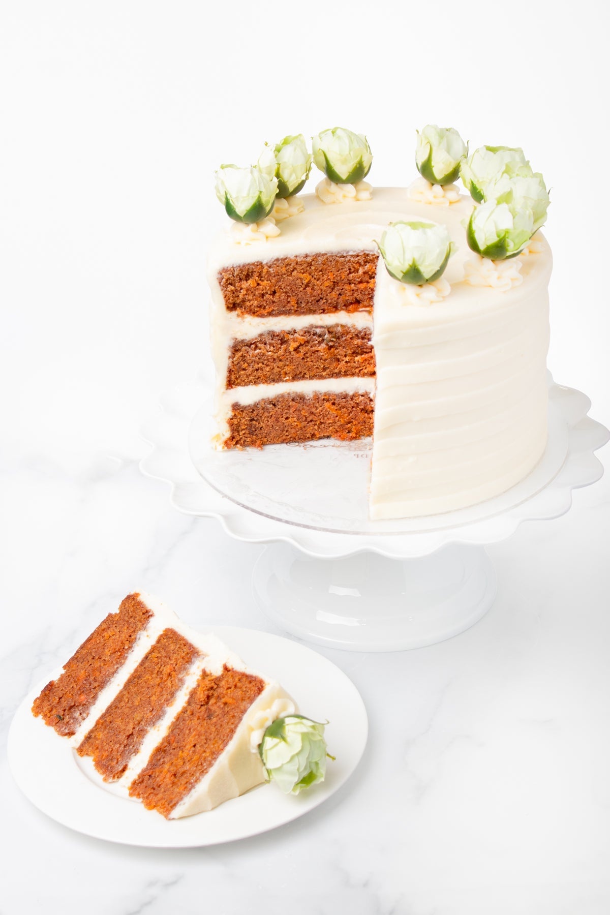 schön dekorierte Karottentorte ganz in Weiß 