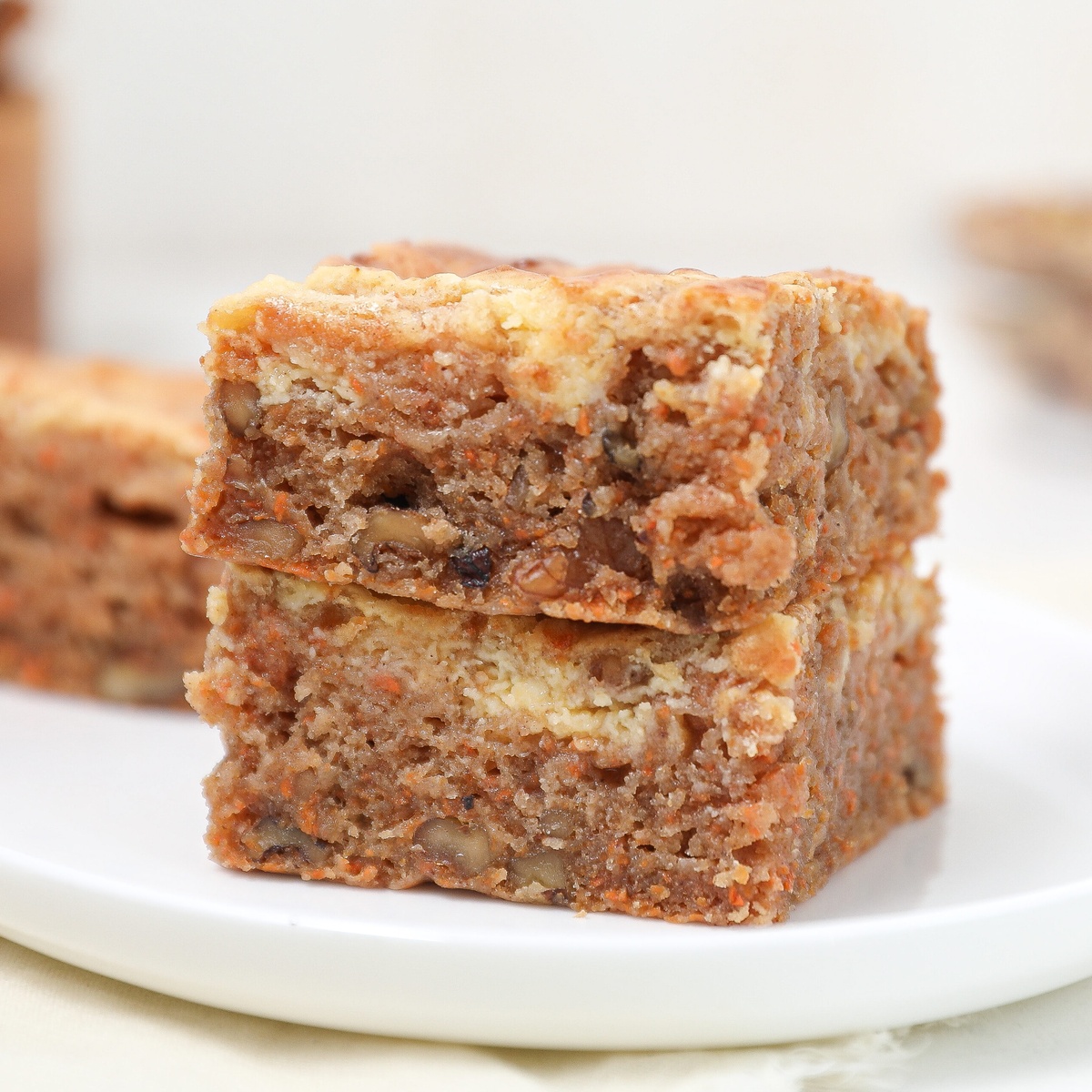  ein Stück klassischer Karottenkuchen auf weißem Teller serviert