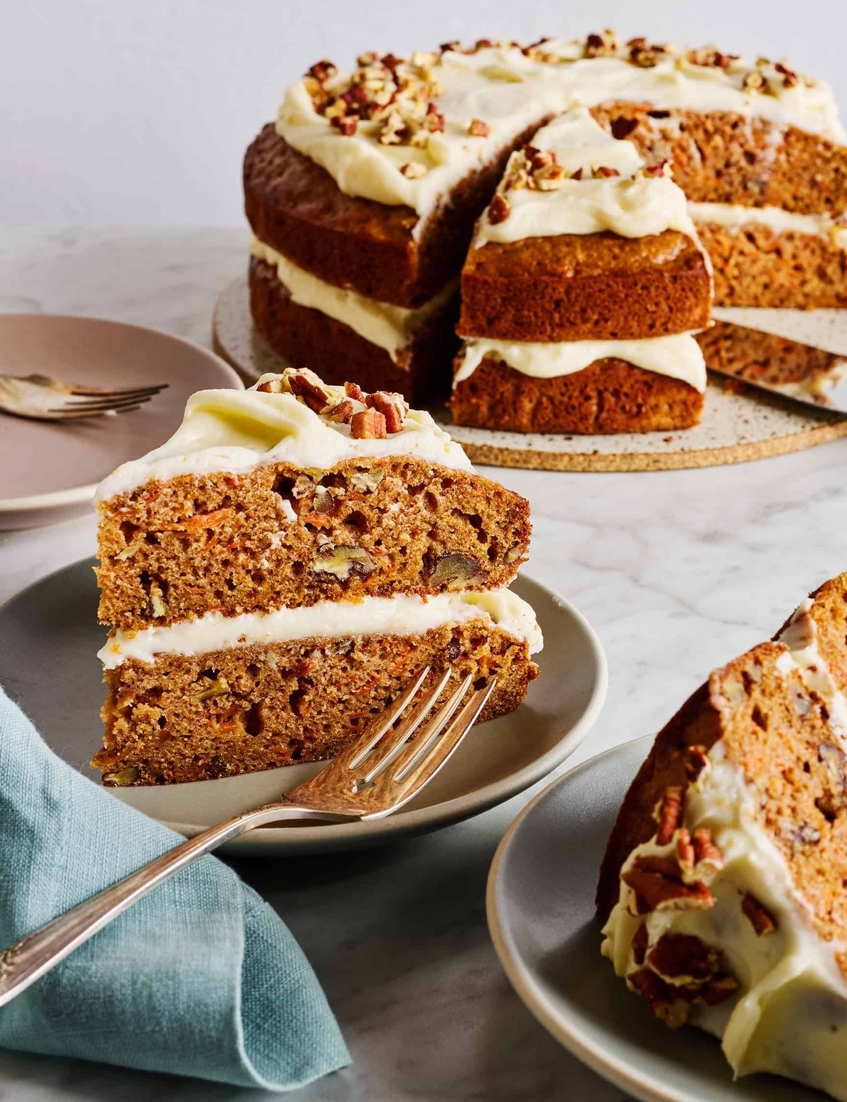 klassischer Karottenkuchen in zwei Schichten und mit Nüssen 