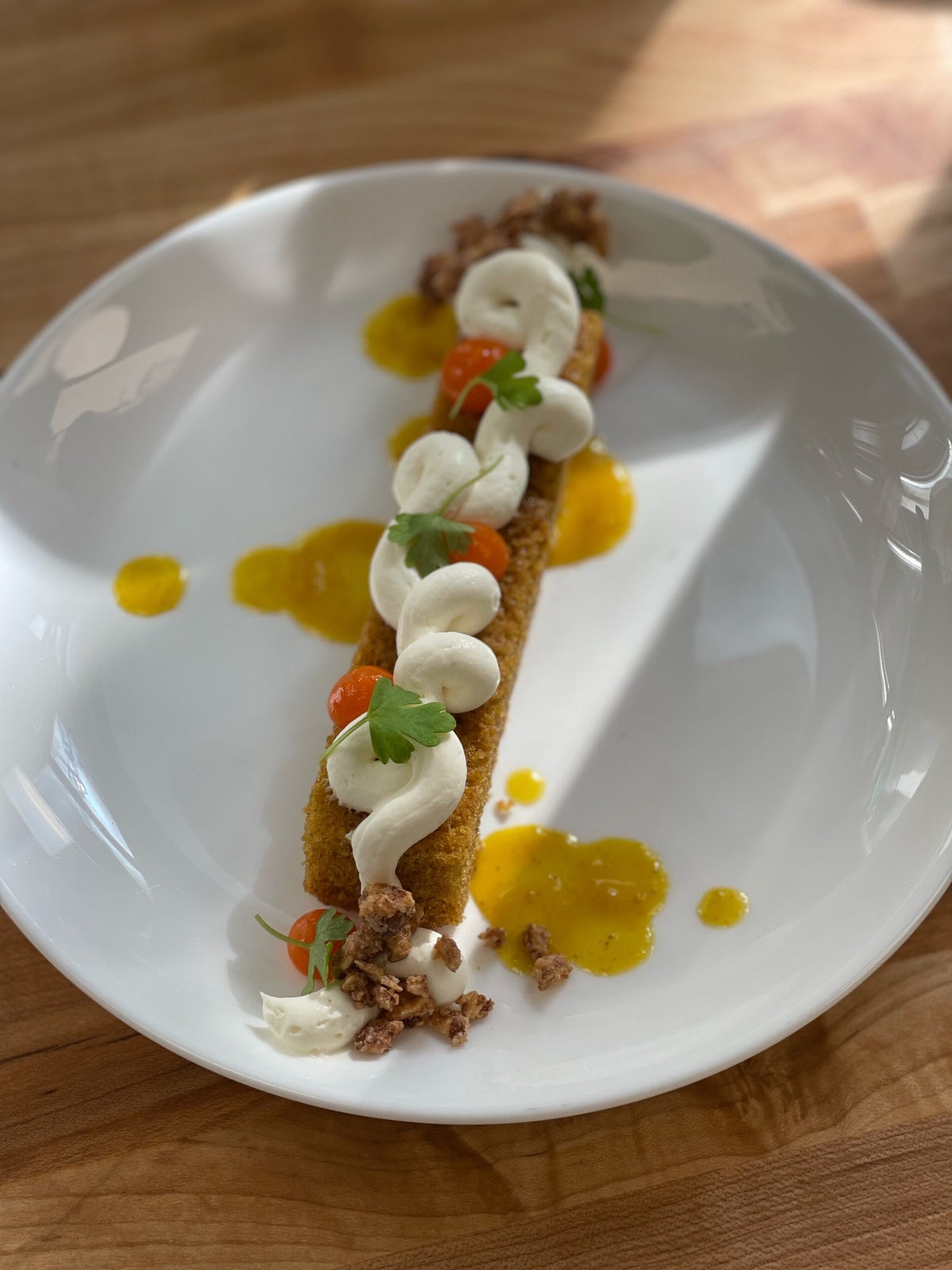 Karottenkuchen mal anders in einer länglichen Form und viel Deko 