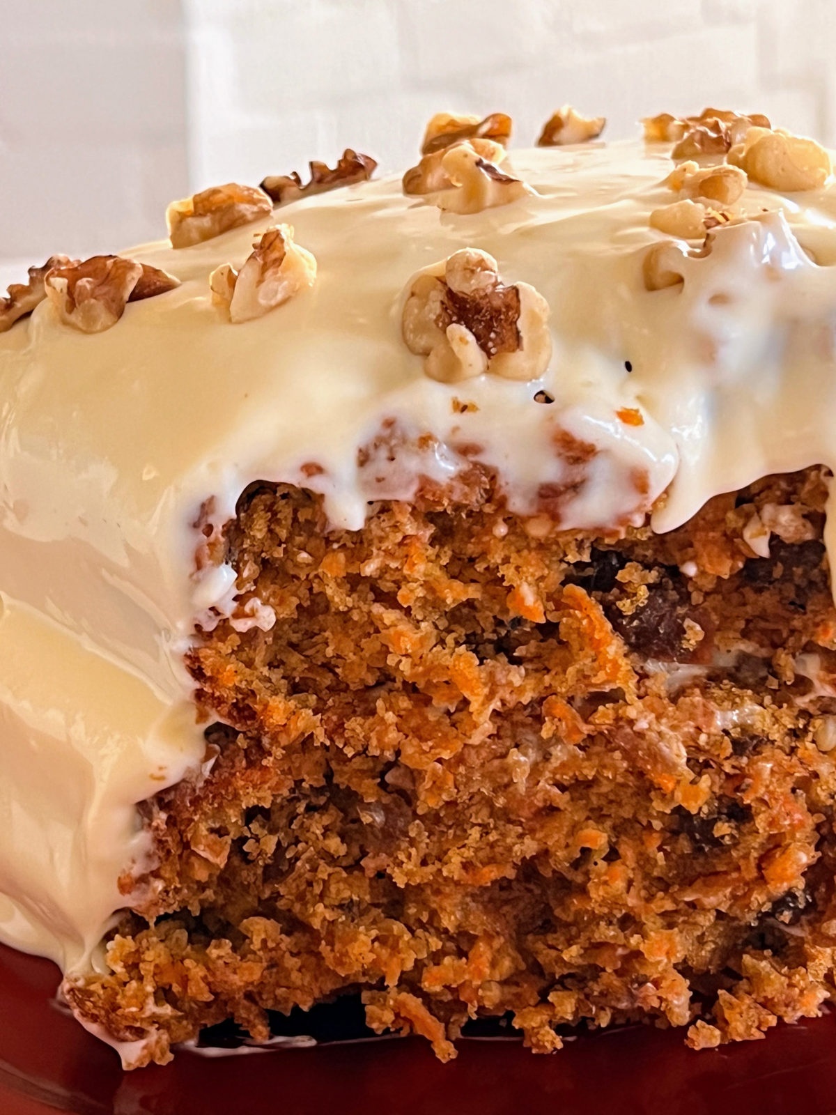 klassischer Karottenkuchen mit weißer Frischkäse-Glasur und Nüssen 
