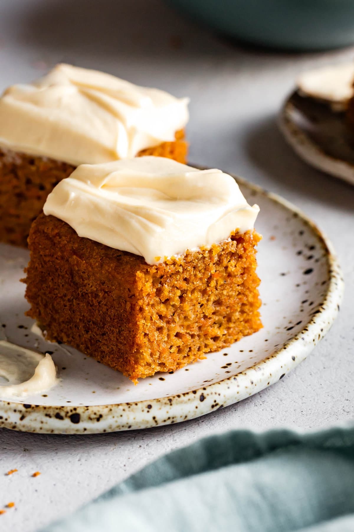 ein Stück Karottenkuchen mit weißer Glasur