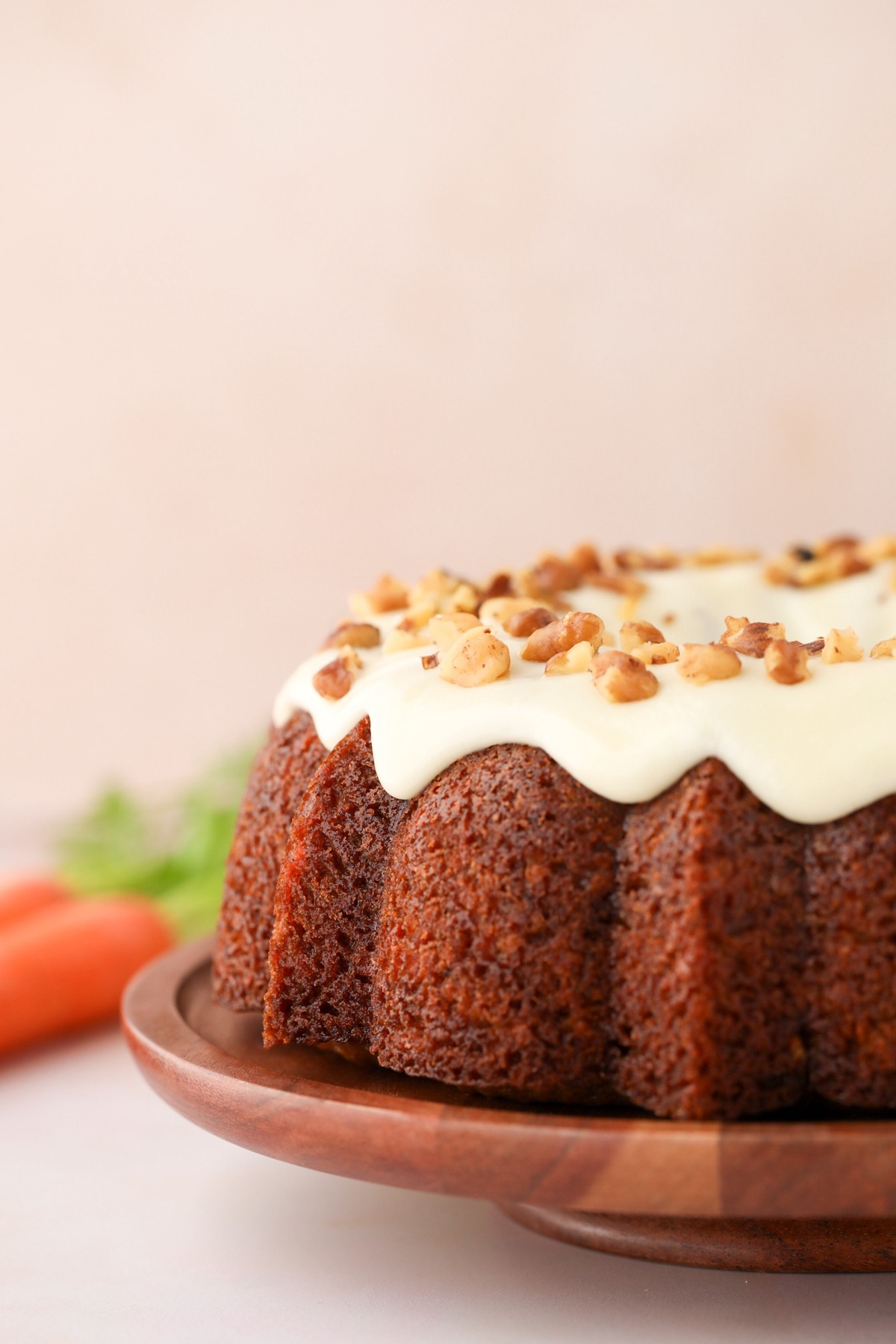 klassischer Karottenkuchen mit weißem Frosting und geriebenen Nüssen 