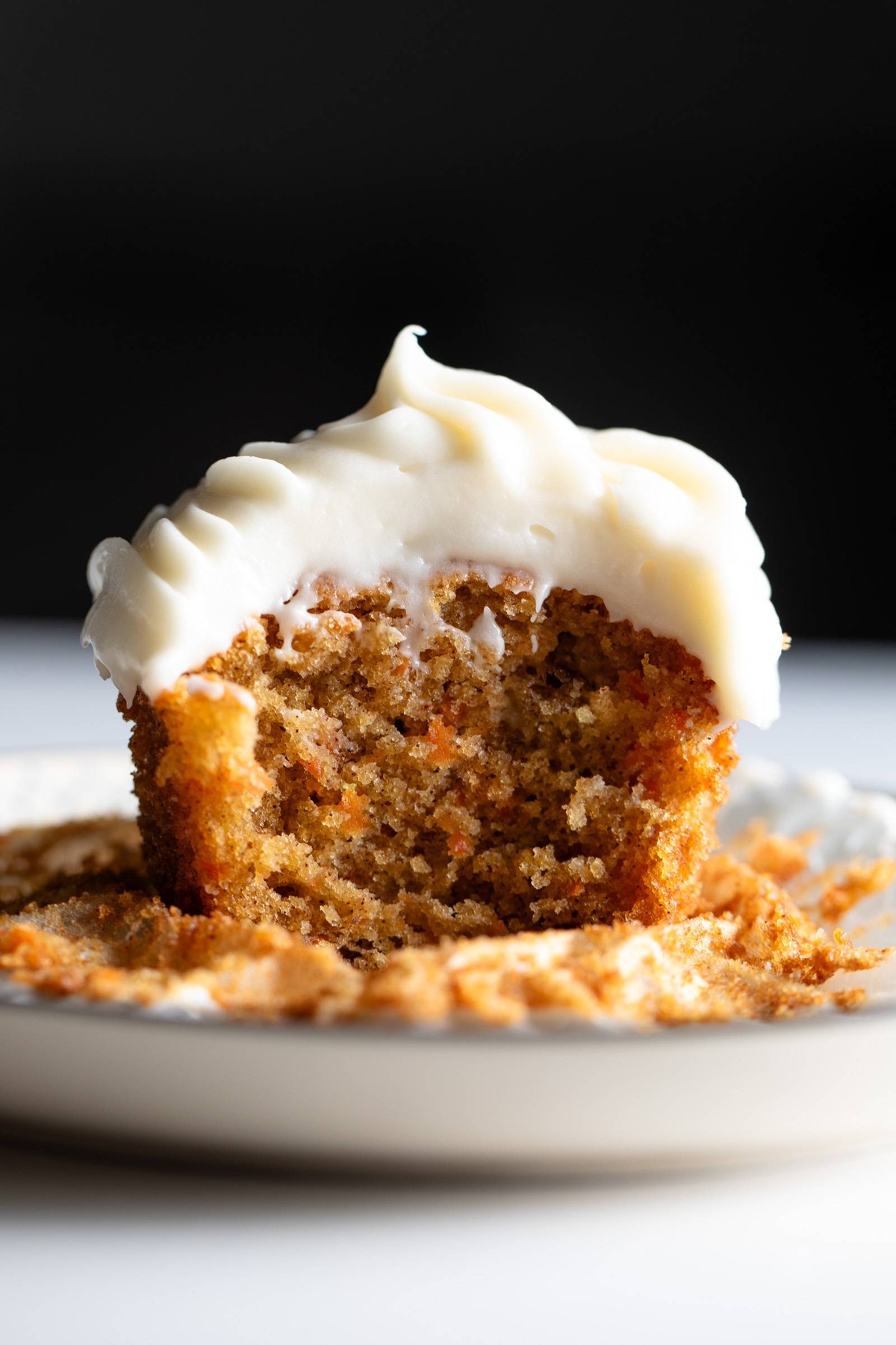 ein Stück Karottenkuchen mit weißem Frischkäse-Frosting