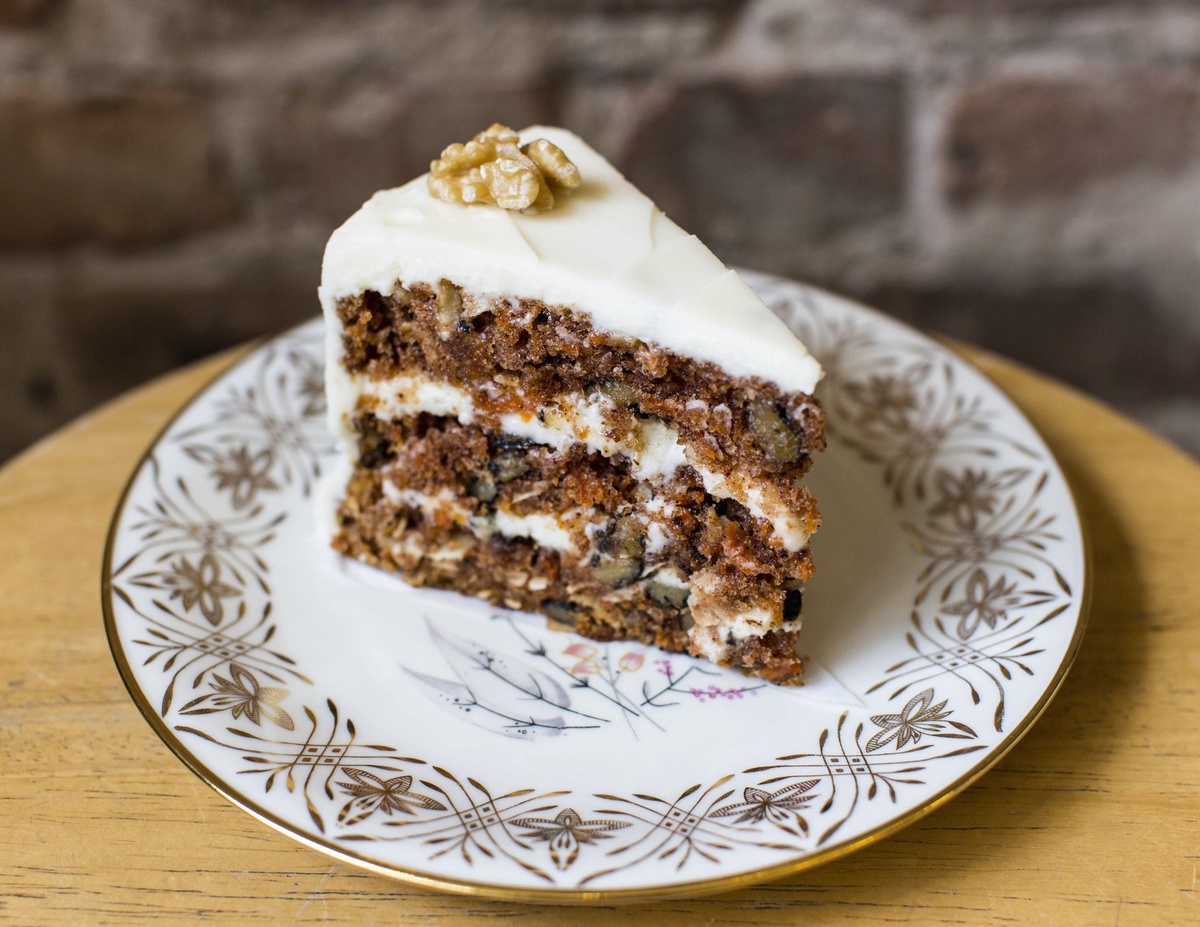 das Dessert ist serviert - ein Stück Karottenkuchen 