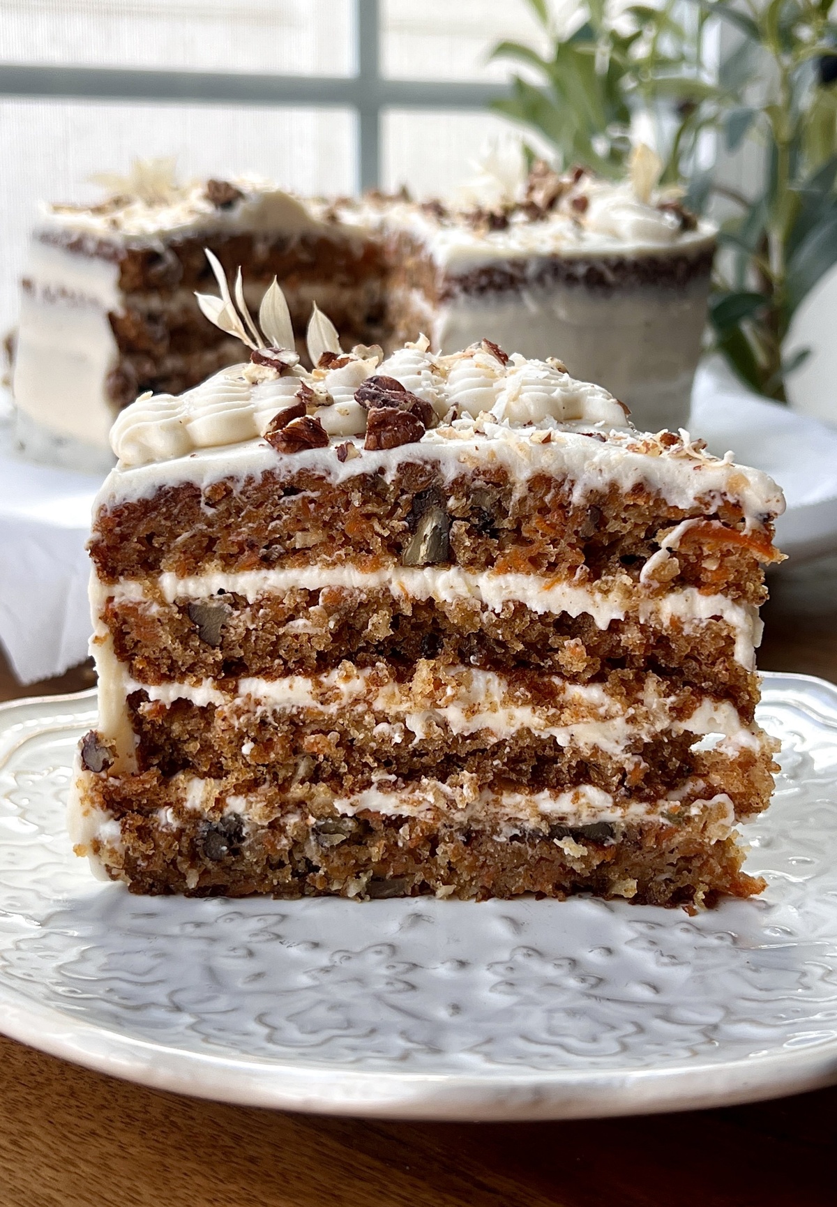 ein Stück klassischer Karottenkuchen als Dessert 