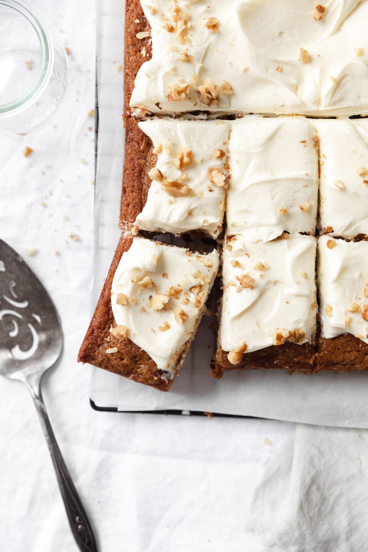 klassischer Karottenkuchen vom Blech mit weißem Frischkäse-Frosting 