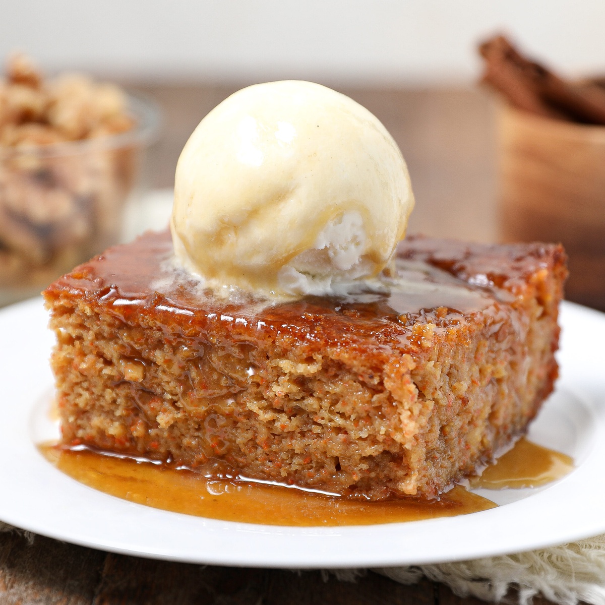 syropierter Karottenkuchen mit einer weißen Kugel darauf