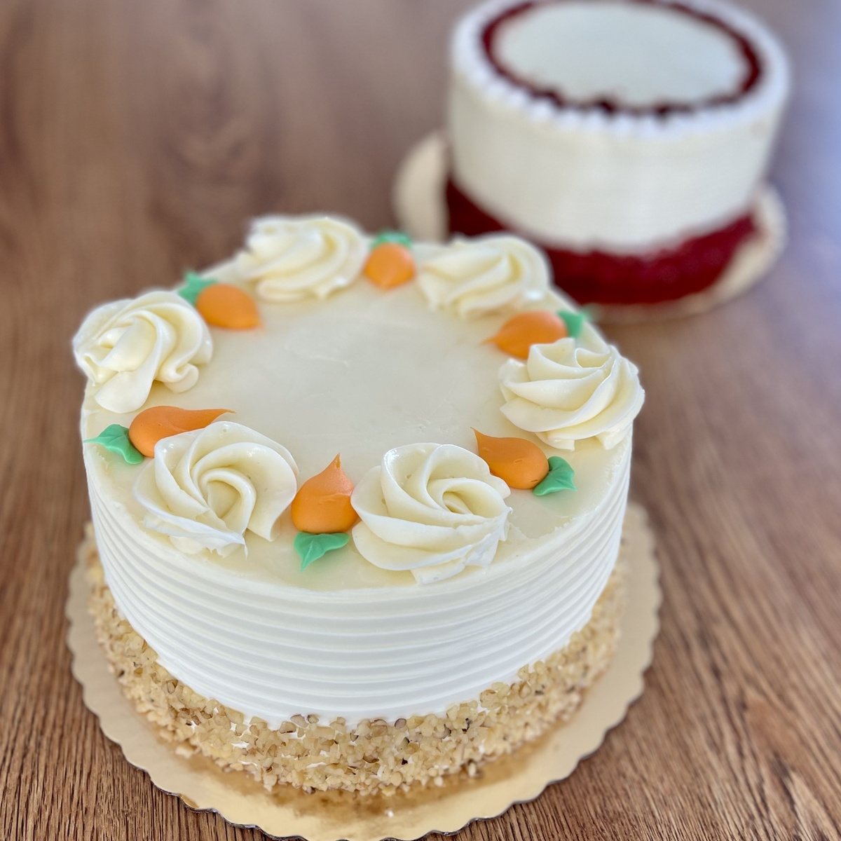 runder Karottenkuchen mit weißer Glasur und Dekoration 