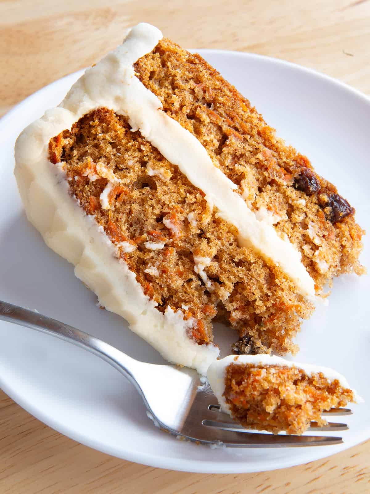 Ein Stück Karottenkuchen als Dessert - guter Look, ausgezeichneter Geschmack 