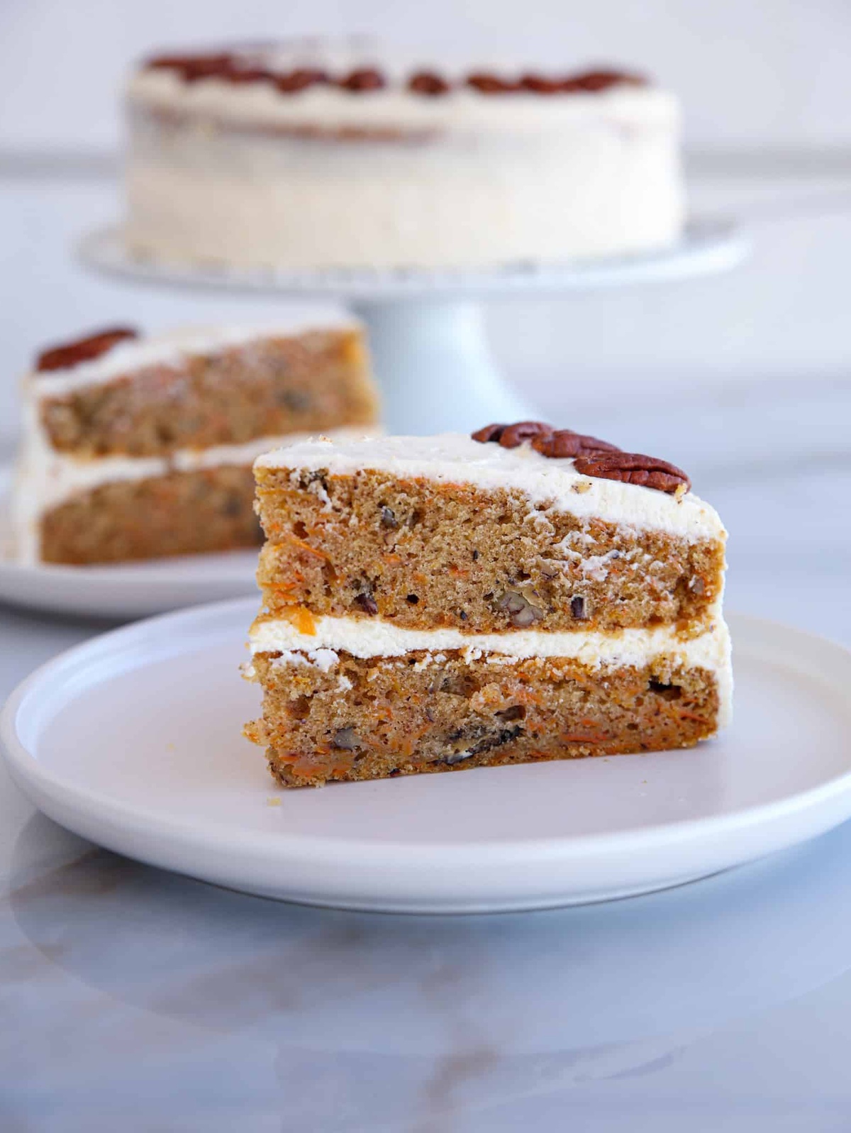 Stück Karottenkuchen auf dem Teller serviert