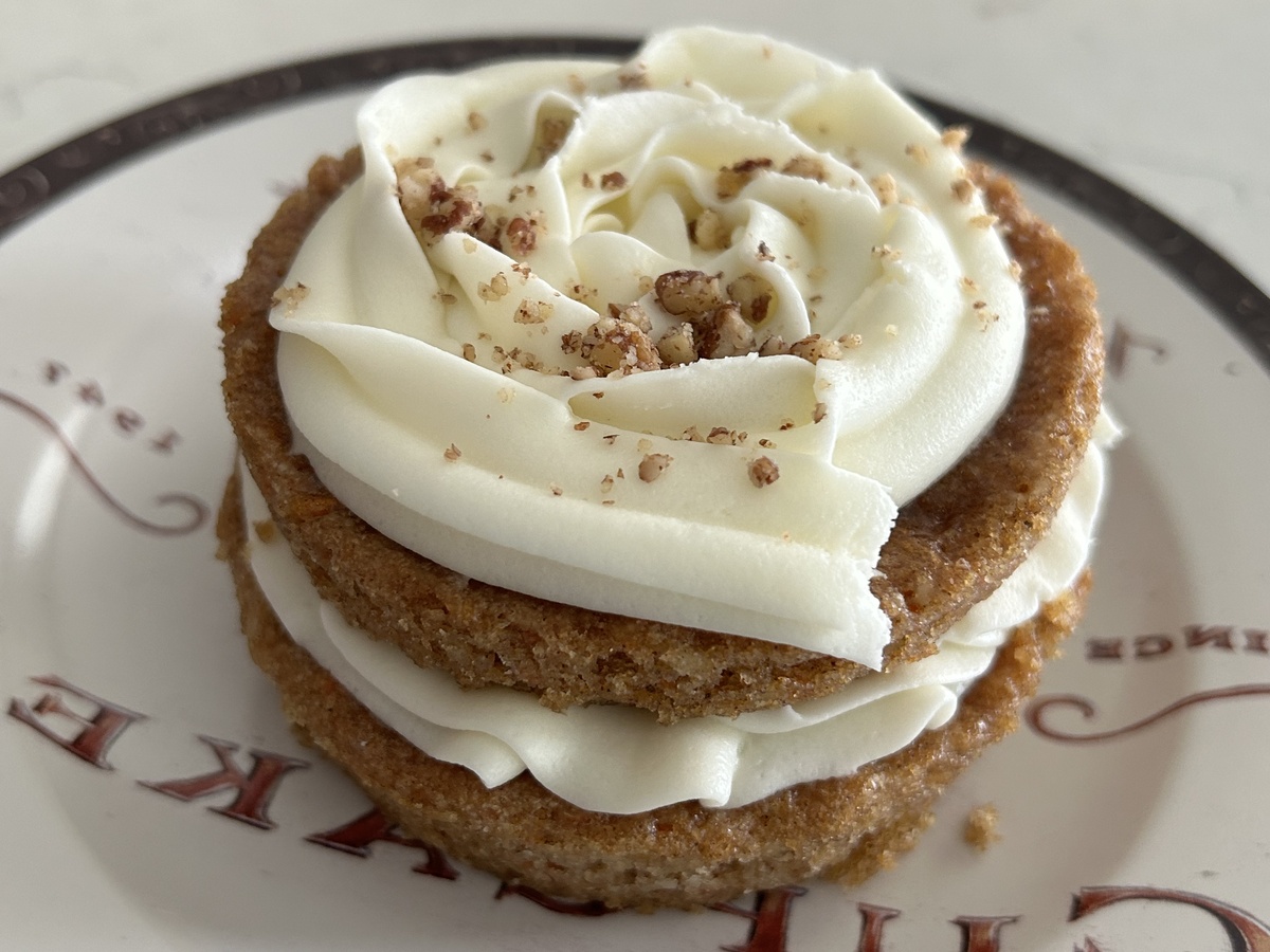 kleiner runderKarottenkuchen in zwei Schichten und Deko 