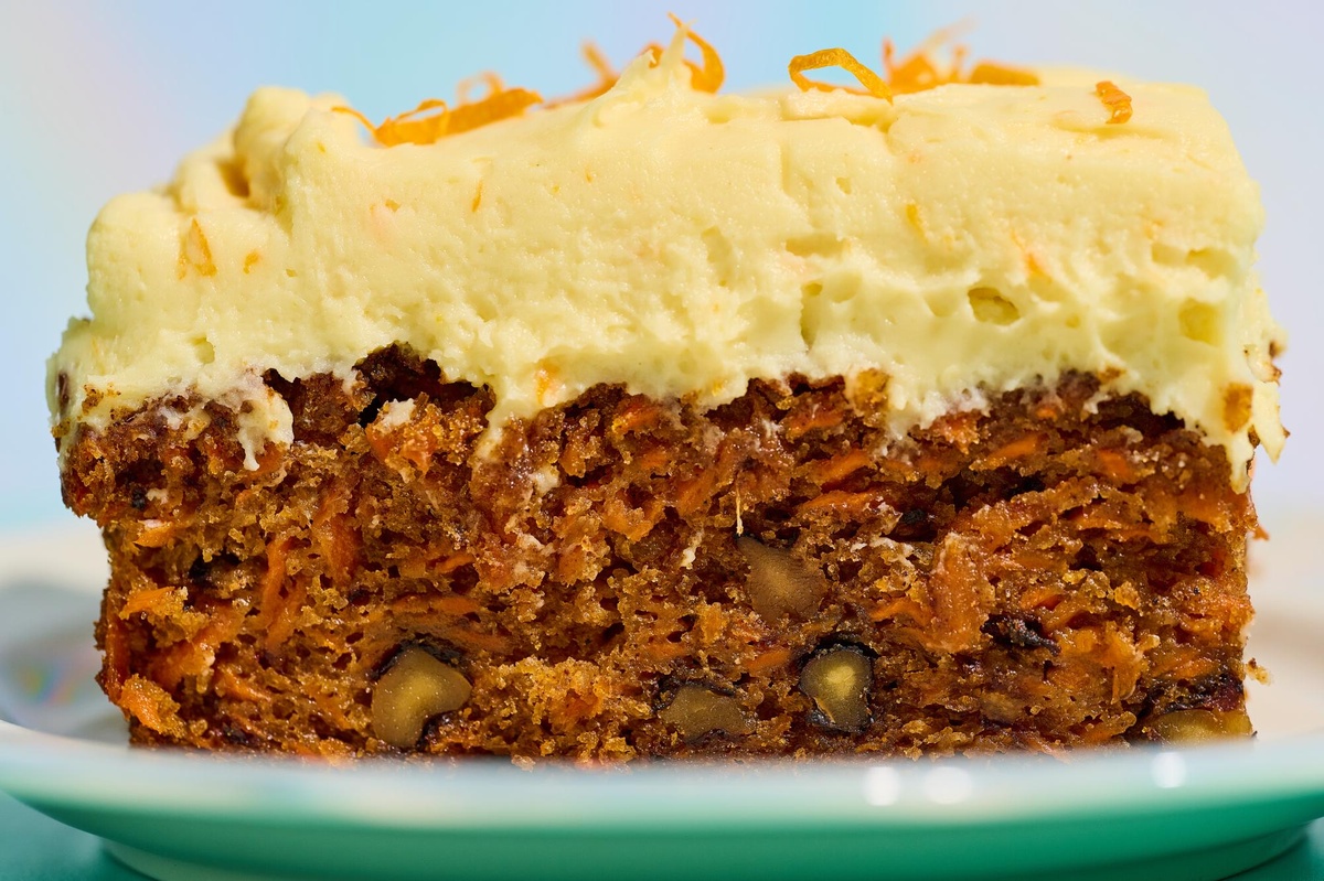Karottenkuchen mit leicht gelberCremeschicht darauf 
