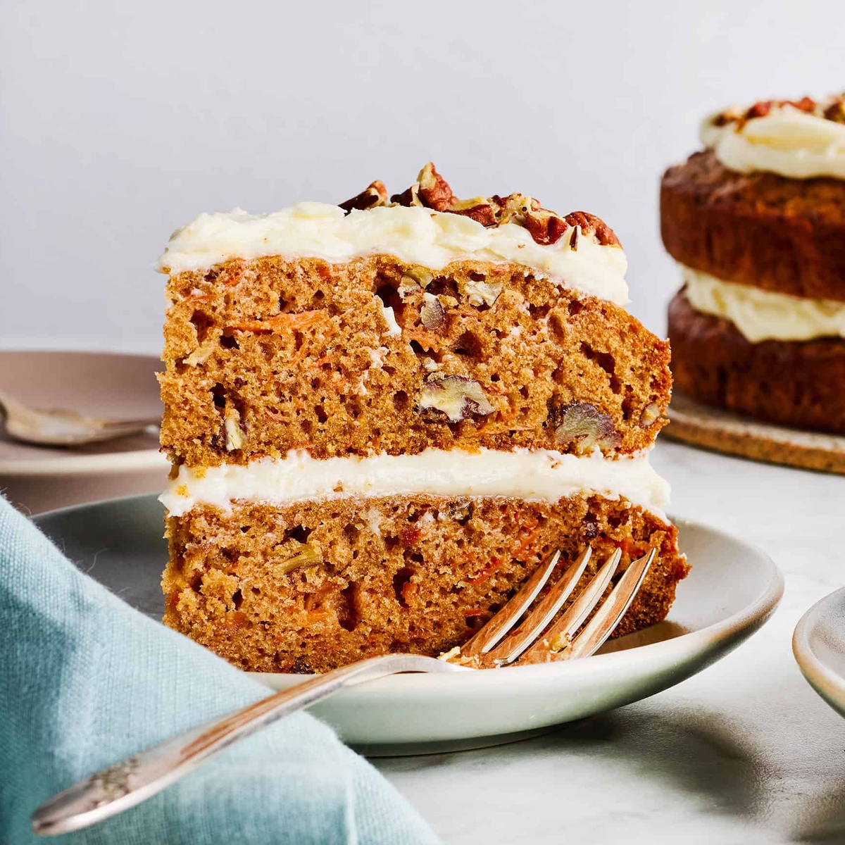 ein Stück Karottenkuchen in zwei Schichten 
