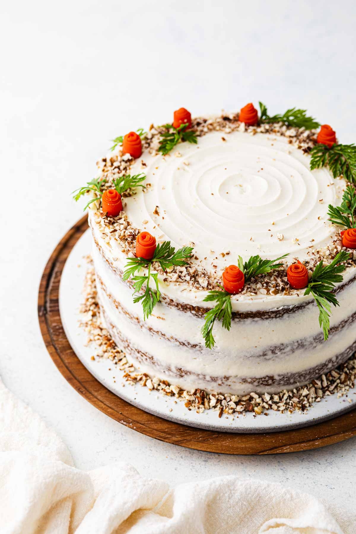 runde Karottentorte mit Frischkäse-Glasur und Dekoration 