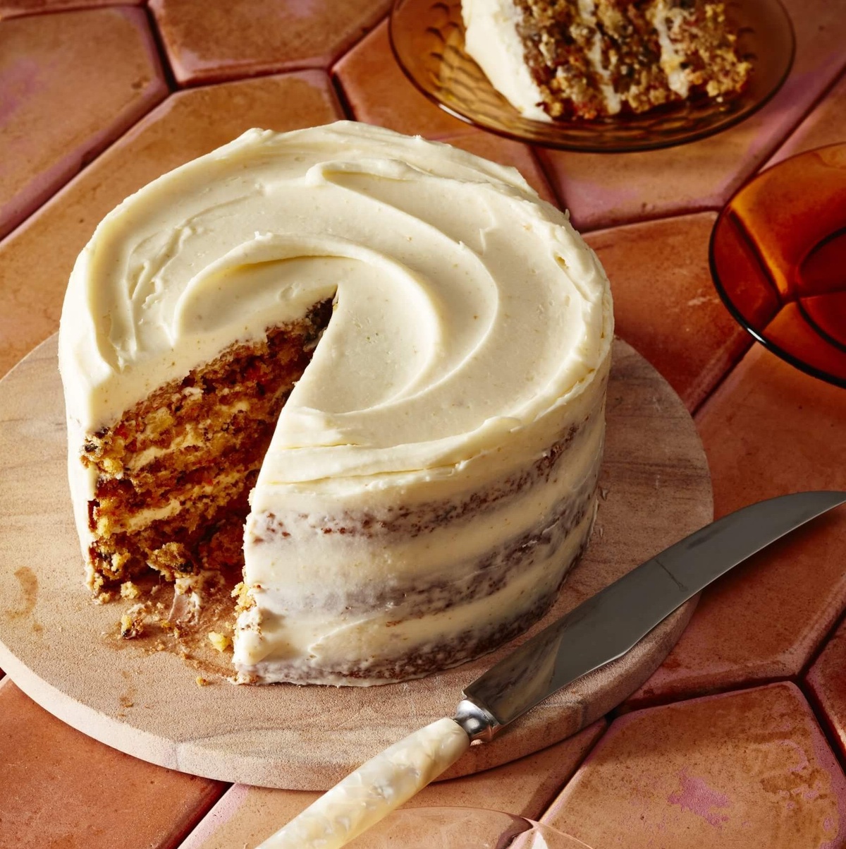 runder Karottenkuchen mit Frischkäse-Glasur ohne Dekoration 