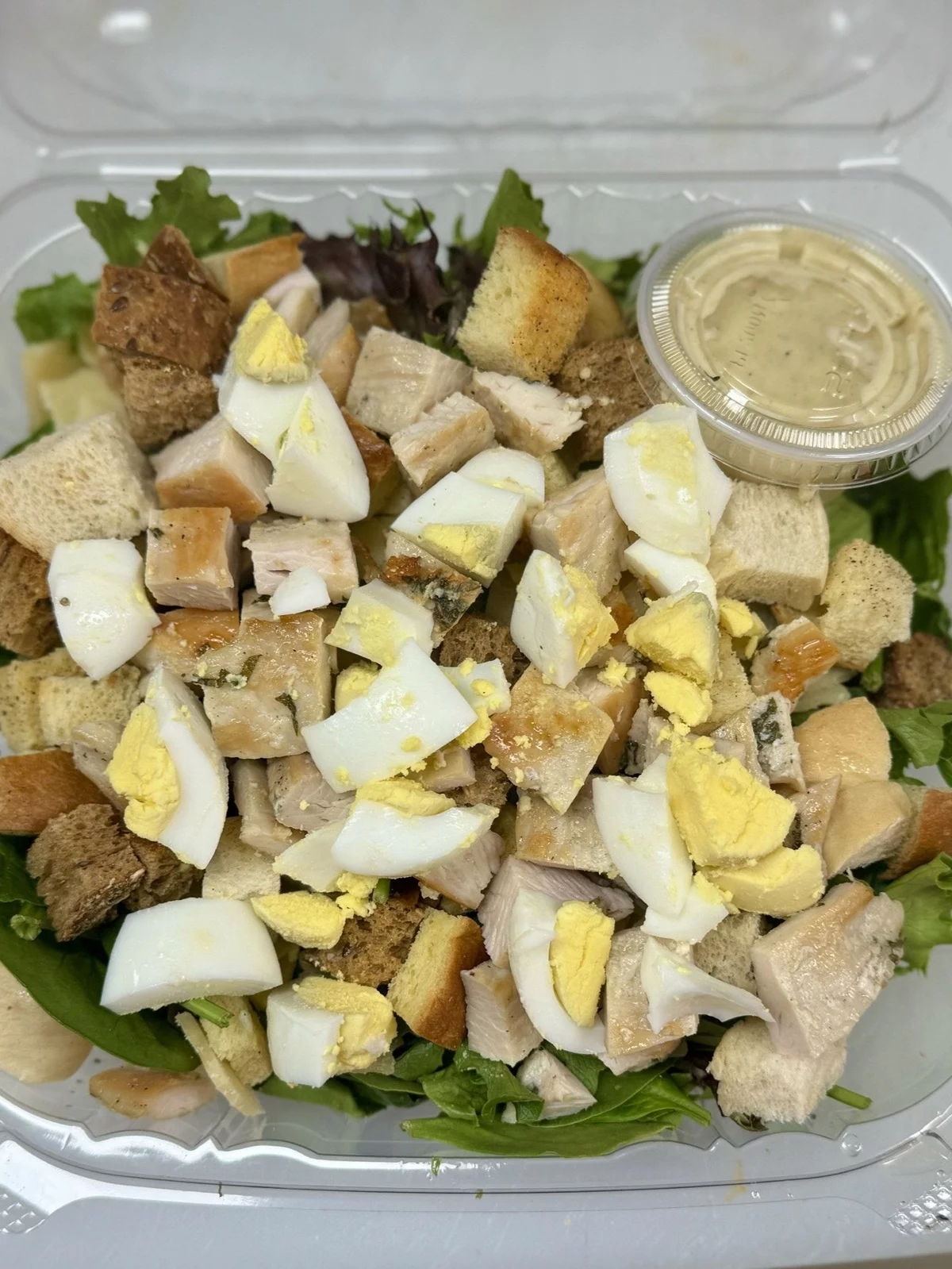 gekochte Eier in Stücke geschnitten, Croutons und Senfdressing - Caesar Salad