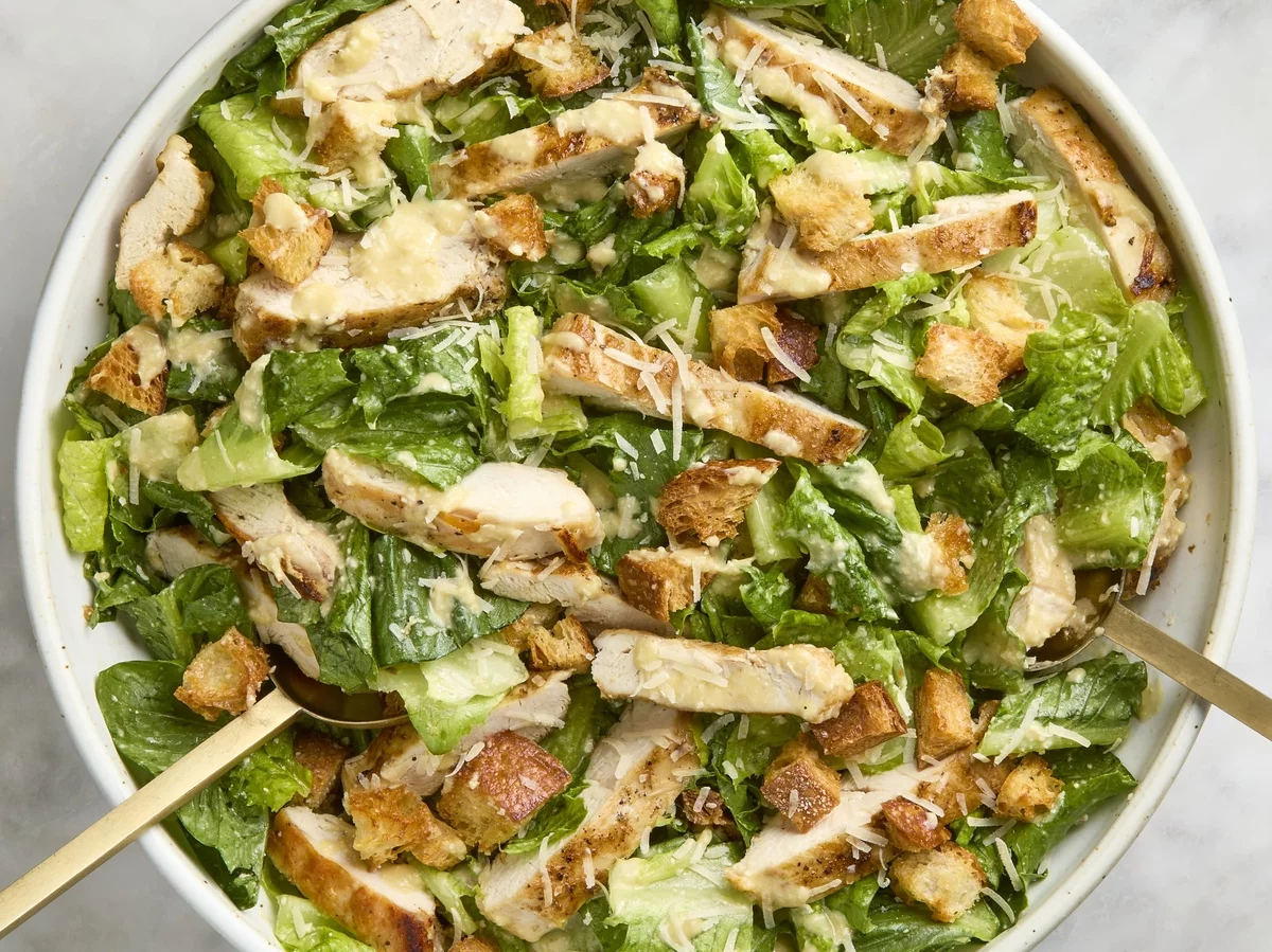 Römersalat mit Croutons - klassischer Caesar Salad