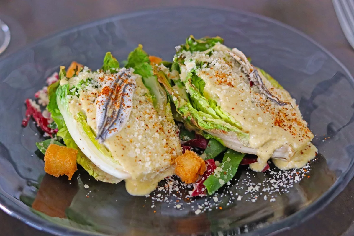 Römersalat mit Sardinen und Croutons