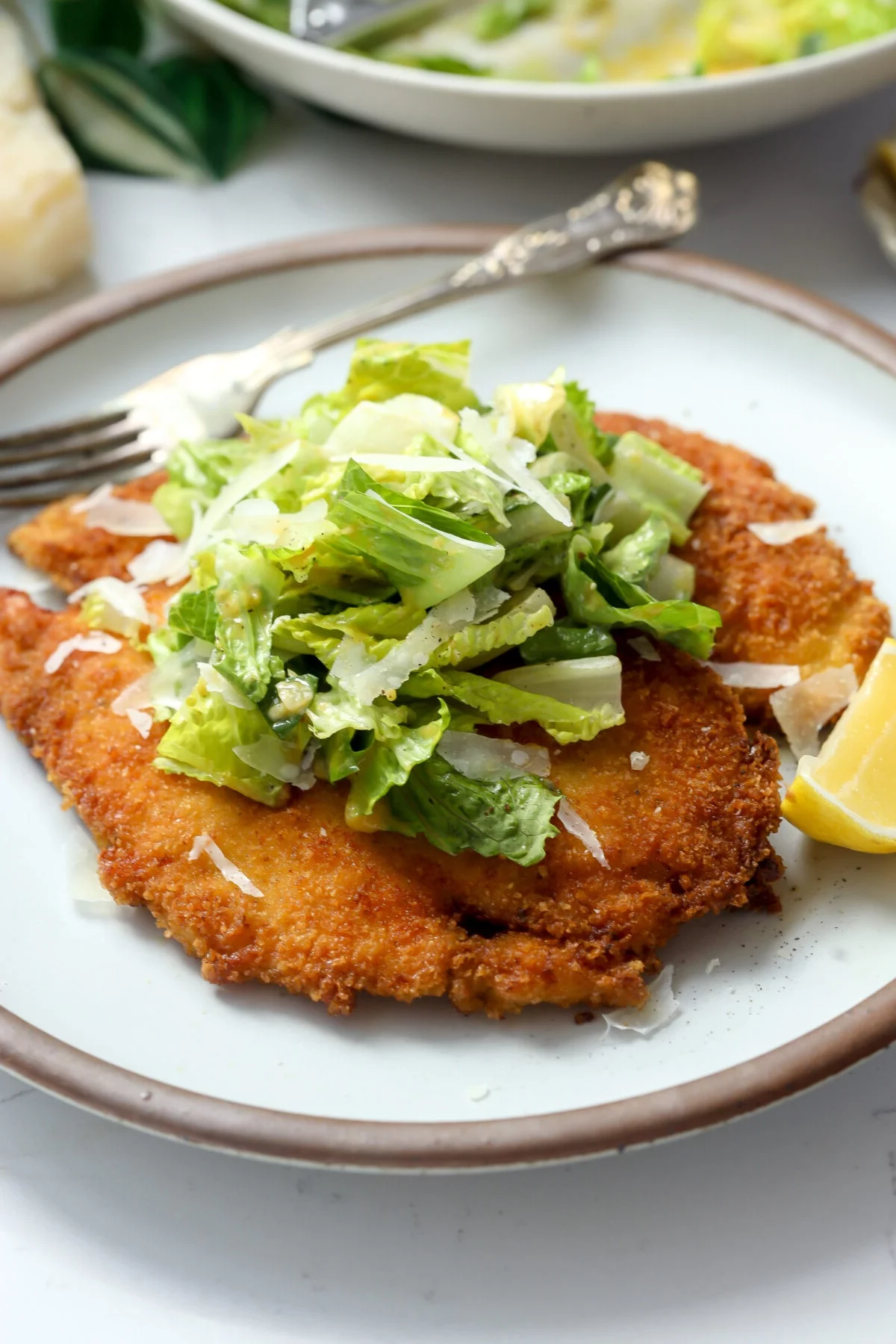 paniertes Fleisch mit Rönmersalat garniert